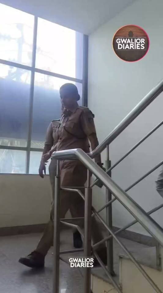 स्पा सेंटरों पर पुलिस की ‘अचानक एंट्री’, मचा हड़कंप; CCTV से लेकर स्टाफ रिकॉर्ड तक खंगाले...
ग्वालियर में स्पा सेंटर और मसाज पार्लरों की आड़ में अनैतिक गतिविधियों पर लगाम लगाने के लिए पुलिस ने रविवार रात शहरभर में सघन चेकिंग अभियान चलाया। महिला पुलिस टीमों ने मोनार्क द फैमिली सलून और द बीच सैलून एंड स्पा समेत कई प्रतिष्ठानों में अचानक पहुंचकर स्टाफ की जानकारी, विजिटर रजिस्टर और CCTV रिकॉर्डिंग की जांच की। द हीलिंग स्पा बंद मिला। पुलिस के मुताबिक, जांच के दौरान किसी स्थान से आपत्तिजनक सामग्री या आपत्तिजनक स्थिति में कोई व्यक्ति नहीं मिला। वहीं संचालकों को ग्राहकों का रिकॉर्ड, कर्मचारियों का सत्यापन और CCTV व्यवस्था दुरुस्त रखने के निर्देश दिए गए हैं। पुलिस ने स्पष्ट किया कि किसी भी प्रतिष्ठान में अनैतिक गतिविधि सामने आने पर संबंधित संचालक और प्रबंधन के खिलाफ नियमानुसार कार्रवाई की जाएगी।