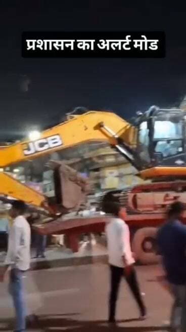 उज्जैन, शाही मस्जिद पर तैनात हुआ 2000 से अधिक पुलिस फोर्स एवं नगर निगम 4 JCB 4 पोकलेन मशीन
#jcb #police_force #shahimasjid #atikraman_karywahi #ydnews