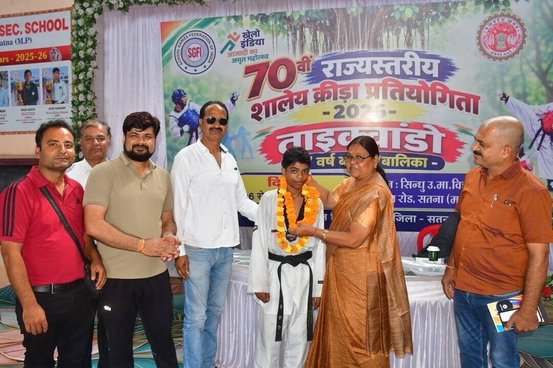 : राज्य स्तरीय प्रतियोगिता में 56 मेडल के लिए 240 प्रतिभागियों ने एक-दूसरे पर बरसाए पंच रीवा संभाग का दबदबा, सतना की कृष्णा और कीर्ति ने जीता गोल्ड
सतना, सिंधु स्कूल में आयोजित 4 दिवसीय 70वीं राज्य स्तरीय शालेय क्रीड़ा प्रतियोगिता-2026 के दूसरे दिन मेजबान रीवा संभाग के खिलाड़ियों का दबदबा देखने को मिला। 17 वर्ष बालक-बालिका वर्ग की ताइक्वांडो प्रतियोगिता में प्रदेश के 10 संभागों से आए 240 प्रतिभागियों के बीच कांटे का मुकाबला हुआ। बारिश के डर से रविवार को लीग, क्वार्टर, सेमी और फाइनल मैच खेले गए। प्रतियोगिता में कुल 56 मेडल दांव पर रहे। जिनमें 14 गोल्ड, 14 सिल्वर और 28 ब्रॉन्ज मेडल शामिल है। मेजबान रीवा संभाग की झोली में कुल 9 मेडल आए। इसमें सतना के एकेडमिक हाइट्स पब्लिक स्कूल की प्रतिभावान खिलाड़ी कृष्णा कुशवाहा और कीर्ति सोनी ने अपनी-अपनी स्पर्धाओं में गोल्ड मेडल हासिल कर जिले व संभाग का नाम रोशन किया। इसी के साथ दोनों का चयन आगामी नेशनल प्रतियोगिता के लिए हो गया है। डीईओ सलोनी शर्मा और क्रीड़ा अधिकारी मीना त्रिपाठी ने दोनों प्रतिभागियों को शुभकामनाएं दी है।
डीपीआई के फील्ड ऑफिसरों ने कराया खेल
प्रतिस्पर्धाओं के प्रमुख परिणाम
बालक 17 वर्षः
अंडर 35 किग्रा: कृष्णा कुशवाहा रीवा गोल्ड, समर्थ दिनकर भोपाल सिल्वर, प्रथमेश सतसंगी सागर व हर्षित गड़वाल को ब्रॉन्ज।
*अंडर 38 से 41 किग्रा: नमन पाटिल इंदौर गोल्ड, अर्पण भंडारी उज्जैन सिल्वर, सत्यम जाटव जबलपुर व आनंद कुमार सैनी रीवा को ब्रॉन्ज।
48 किग्रा से कमः तृशय सिंह ग्वालियर गोल्ड, अनुराग अहिरवार भोपाल सिल्वर, इशांत राजपूत व अनुराग विश्वकर्मा रीवा को ब्रॉन्ज। 55 किग्रा से कमः अभी शर्मा भोपाल गोल्ड, रौनक इंदौर सिल्वर, ऋषि जबलपुर व अभयजीत सिंह उज्जैन को ब्रॉन्ज।
68 से 73 किग्रा: सिद्धार्थ लालवानी इंदौर गोल्ड, आदित्य सोनी भोपाल
सिल्वर, वेरांत मेहता व आरव जिंदल ग्वालियर को ब्रॉन्ज।
ओवर 78 किग्रा: मोहित रघुवंशी भोपाल गोल्ड, आर्यन सोनी ग्वालियर सिल्वर, आदित्य कुशवाहा सागर व आर्यन सिंह इंदौर को बॉन्ज।
बालिका 17 वर्गः
अंडर 32 किग्रा: अनुकृति पाटीदार इंदौर गोल्ड, मुस्कान वर्मन जबलपुर सिल्वर, आर्य दीक्षित भोपाल व सुवी गुप्ता रीवा को ब्रॉन्ज।
35 से 38 किग्रा: आस्था दुबे इंदौर गोल्ड पेरिविंकल विश्वकर्मा सागर सिल्वर, दिव्यांशी चौहान जनजातीय कार्य, आलाविया खान को ब्रॉन्ज। 49 से 52 किग्रा: माही ठाकुर भोपाल गोल्ड, खुशी काग इंदौर सिल्वर, दीक्षा पटेल नर्मदापुरम व अस्थवी राठौड़ सागर को ब्रॉन्ज।
प्रतियोगिता के सफल संचालन में लोक शिक्षण संचालनालय से नियुक्त फील्ड आफिसर भारती, दीपक रजोरियों, रीतेश वर्मा, रविन्द्र सिंह, ध्रुव लोधी, नीलम कुलकर्णी, कैलाश अहिरवार, मधुलिका पचोरिया अमन सिकंदर अनुराग