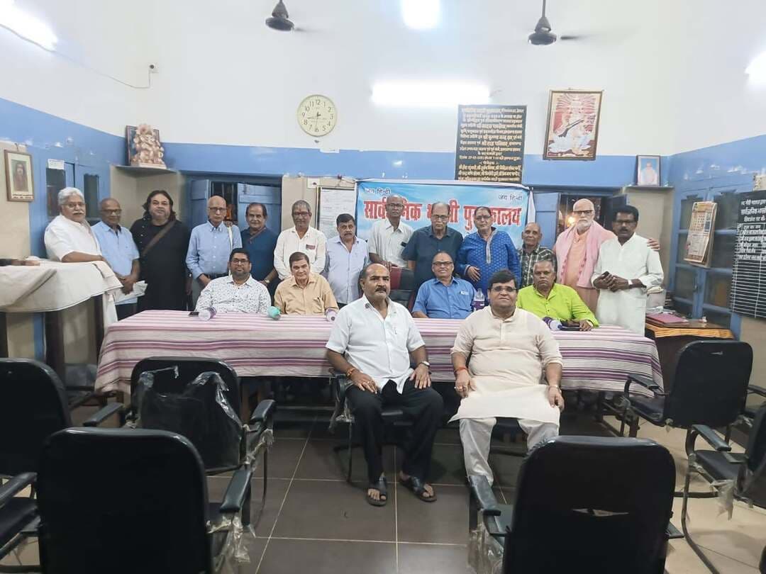 शिवगंगा तट स्थित सार्वजनिक भारतीय पुस्तकालय में रविवार को हिंदी पखवाड़ा समारोह का आयोजन किया गया कार्यक्रम का शुभारंभ मुख्य अतिथि इंजीनियर ओमप्रकाश मिश्रा एवं अध्यक्ष रामकृष्ण मिशन विद्यापीठ के प्राचार्य स्वामी दिव्य सुधानंद जी महाराज ने किया।
