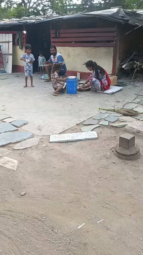 एक तरफ सड़क पर दौड़ती हजारों गाड़ियां… और दूसरी तरफ टपरी के बाहर जिंदगी! 💔
चित्तौड़गढ़ के भीलवाड़ा रोड, इंदिरा गांधी स्टेडियम के पीछे का यह नजारा देखिए… मां टपरी के बाहर खाना बना रही है, बच्चे पास में बैठे हैं और पति वहीं सड़क किनारे बैठकर खाना खा रहा है।
कहा जाता है कि महाराणा प्रताप की सौगंध के चलते गाडुलिया लोहार आज भी पक्के मकान से दूर हैं… पीढ़ियां गुजर गईं, मगर इनकी जिंदगी अब भी इसी टपरी के सहारे है।