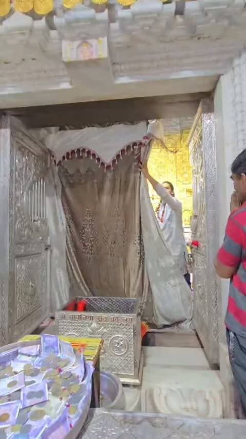 🌸 आज के पावन लाइव श्रृंगार दर्शन 🌸
“जिस पर हो सांवरिया सेठ की कृपा अपार,
उसका हर दिन बन जाए खुशियों का त्योहार।
दर्शन मात्र से मिट जाए मन का हर संताप,
जय श्री सांवरिया सेठ, रखो सब पर अपना हाथ।” 🙏❤️