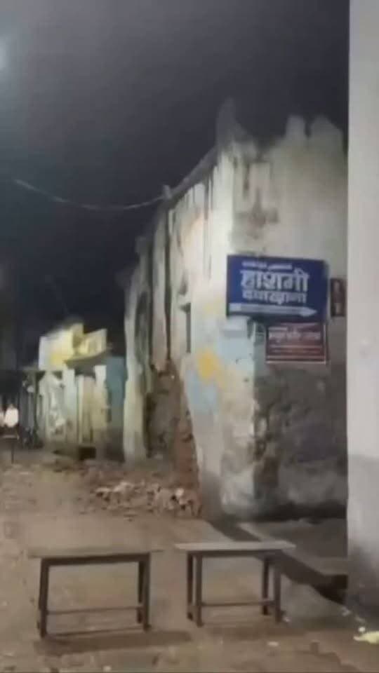 अमरोहा ब्रेकिंग न्यूज़ जर्जर मकान की दीवार भरभराकर गिरी, बाल-बाल बचे लोग, मोहल्ला काज़ी ज़ादा में हाशमी दवाखाना के पास हादसा
दो दिनों से हो रही बारिश के बाद अचानक गिरी दीवार गिरने से आसपास मचा हड़कंप
गनीमत रही, हादसे में कोई जनहानि नहीं जर्जर मकानों को लेकर नगर पालिका की कार्यप्रणाली पर सवाल
अमरोहा में दो दिनों से लगातार हो रही बारिश के बाद जर्जर मकानों को लेकर खतरा बढ़ गया है। ताजा मामला नगर कोतवाली क्षेत्र के मोहल्ला काज़ी ज़ादा का है, जहां हाशमी दवाखाना के पास एक जर्जर मकान की दीवार अचानक भरभराकर गिर गई। दीवार गिरने से आसपास हड़कंप मच गया। गनीमत रही कि हादसे में कोई जनहानि नहीं हुई।
स्थानीय लोगों का आरोप है कि नगर पालिका द्वारा जर्जर मकानों को लेकर कागजों में नोटिस तो जारी किए जाते हैं, लेकिन धरातल पर कार्रवाई नहीं होती। लोगों का कहना है कि बारिश के मौसम में जर्जर मकानों से हादसे का खतरा बना रहता है।
अब सवाल यह है कि दीवार गिरने के ब
