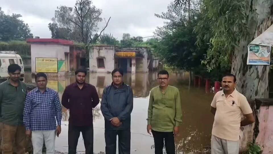 कासगंज-सिढ़पुरा स्वास्थय केंद्र खुद हुआ बीमार,चारों तरफ नजर आ रहा पानी ही पानी।