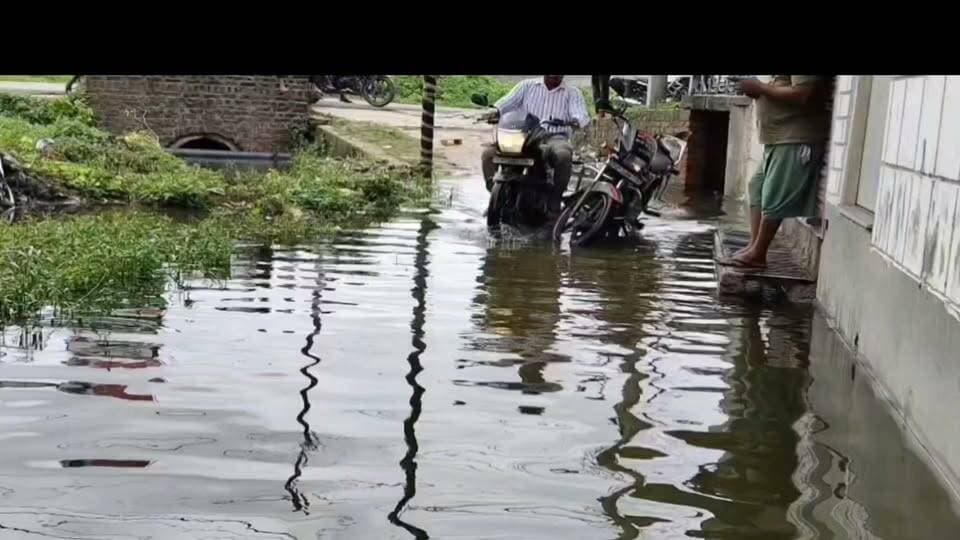 #Sitapur#जब EO की मेहरबानी से ये इलाका बन गया नर्क, तो बच्चों ने भी गंदे बदबूदार पानी को बना लिए खेल का मैदान#