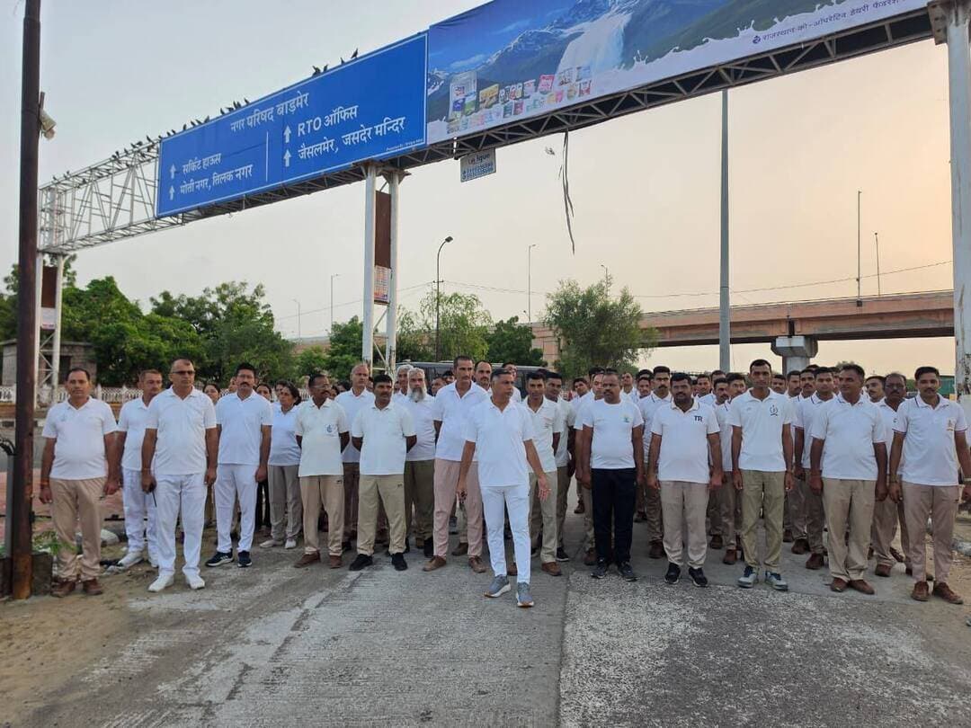स्वस्थ एवं नशामुक्त समाज का संदेश लेकर मैराथन दौड़ का आयोजन
बाड़मेर। सरदार वल्लभभाई पटेल जी की 150वीं जयंती के उपलक्ष्य में जिला पुलिस द्वारा मैराथन दौड़ का आयोजन किया गया। मैराथन के माध्यम से आमजन को स्वस्थ जीवनशैली अपनाने और नशे से दूर रहने का संदेश दिया गया
Barmer Police Balotra Police Rajasthan Police