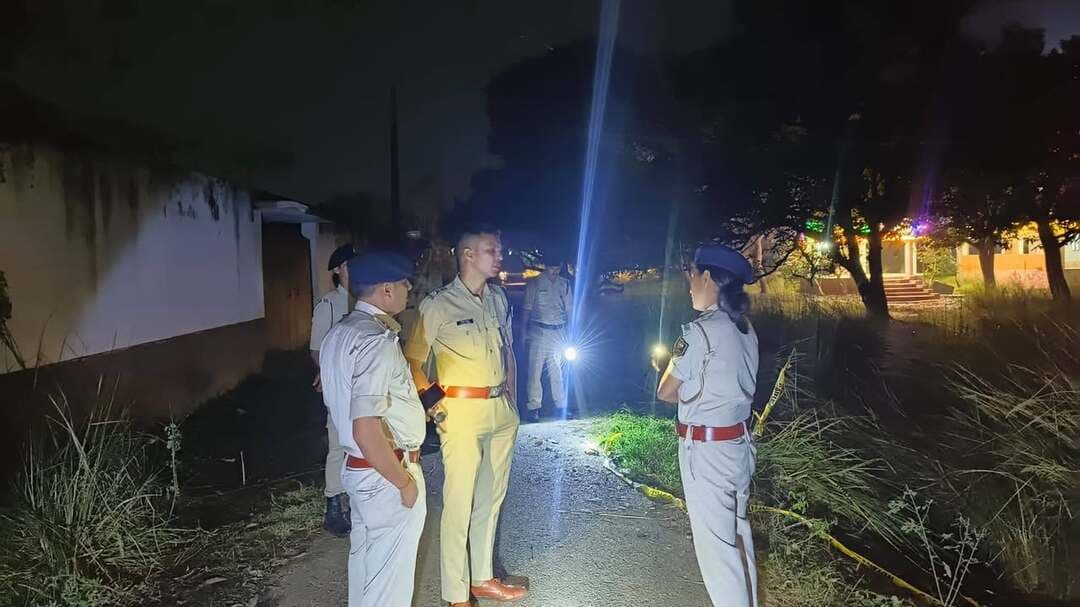 पुलिस अधीक्षक, भोजपुर द्वारा धोबहा थाना अंतर्गत मैनपुरा गांव में घटित गोलीबारी की घटना के घटनास्थल का स्थलीय निरीक्षण किया गया।
निरीक्षण के दौरान पुलिस अधीक्षक द्वारा घटनास्थल से संबंधित सभी महत्वपूर्ण बिंदुओं एवं पहलुओं का बारीकी से अवलोकन किया गया तथा घटनाक्रम की जानकारी लेते हुए अनुसंधान की प्रगति की समीक्षा की गई। इस क्रम में अनुसंधानकर्ता को मामले के अनुसंधान के संबंध में आवश्यक दिशा-निर्देश दिए गए तथा सभी तथ्यों एवं साक्ष्यों के आधार पर त्वरित एवं विधि-सम्मत अग्रतर कार्रवाई सुनिश्चित करने हेतु निर्देशित किया गया।इस दौरान थानाध्यक्ष, धोबहा सहित अन्य पुलिस पदाधिकारी एवं पुलिसकर्मी उपस्थित रहे।