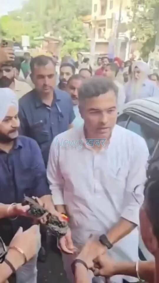 सड़क निर्माण में हो रही अनियमितता को दिखाने पर भड़के दिल्ली के PWD मंत्री प्रवेश वर्मा, -एक व्यक्ति को मारा थप्पड़
- वीडियो वायरल