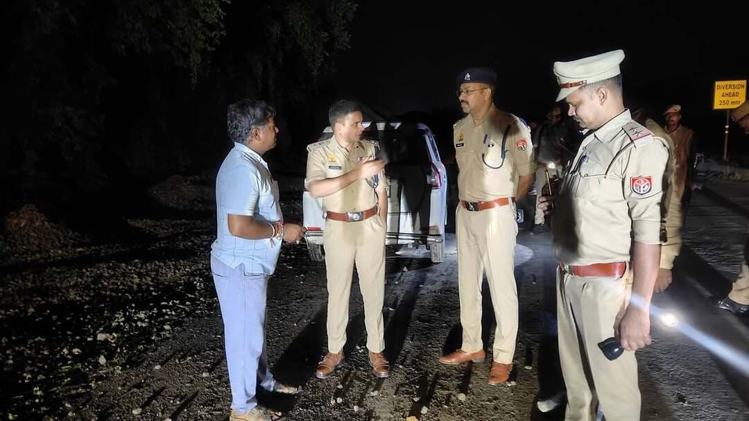 हरदोई में बीच सड़क फिल्मी अंदाज में लूट! ओवरटेक कर रोकी वैगनआर, 5 किलो चांदी लेकर फरार
हरदोई में अपराधियों ने एक बार फिर पुलिस के सामने चुनौती खड़ी कर दी है। शाहाबाद थाना क्षेत्र में रविवार रात बदमाशों ने एक वैगनआर कार को ओवरटेक कर रोक लिया और शीशा तोड़कर उसमें रखा चांदी से भरा बैग लूटकर फरार हो गए। बैग में करीब पांच किलो चांदी होने की बात सामने आई है। वारदात की सूचना मिलते ही पुलिस महकमे में हड़कंप मच गया।जानकारी के मुताबिक, शाहजहांपुर निवासी हृदयराम सोनी रविवार रात करीब आठ बजे अपने ड्राइवर के साथ वैगनआर कार से लखनऊ जा रहे थे। बताया गया कि जैसे ही उनकी कार शाहाबाद थाना क्षेत्र में बजरी प्लांट के पास पहुंची, तभी एक स्विफ्ट कार में सवार चार युवकों ने उनकी कार का पीछा करते हुए ओवरटेक किया और रास्ते में रोक लिया।आरोप है कि बदमाशों ने कार को रोकने के बाद उसका शीशा तोड़ दिया। इसके बाद कार में रखा एक बैग छीन लिया और मौके से फरार हो गए। बैग में करीब पांच किलो चांदी रखी होने की जानकारी दी गई है। घटना के बाद पीड़ित ने पुलिस को सूचना दी।
*पुलिस अधीक्षक ने किया घटनास्थल का निरीक्षण*
लूट की जानकारी मिलते ही पुलिस के वरिष्ठ अधिकारी मौके पर पहुंचे और घटनास्थल का निरीक्षण किया। पुलिस ने पीड़ित की तहरीर के आधार पर संबंधित धाराओं में मुकदमा दर्ज कर लिया है। घटना की गंभीरता को देखते हुए मामले के जल्द खुलासे के लिए पुलिस की कई टीमें लगाई गई हैं।हरदोई के पुलिस अधीक्षक अशोक कुमार मीणा ने बताया कि घटना के अनावरण के लिए अपर पुलिस अधीक्षक पश्चिम के निर्देशन में तीन टीमों का गठन किया गया है। पुलिस घटनास्थल के आसपास लगे सीसीटीवी कैमरों की फुटेज समेत अन्य बिंदुओं पर जांच कर रही है।पुलिस अधिकारियों का कहना है कि वारदात में शामिल आरोपियों की पहचान और गिरफ्तारी के प्रयास किए जा रहे हैं। अधिकारियों ने जल्द घटना का खुलासा किए जाने की बात कही है। फिलहाल पुलिस की जांच जारी है और बदमाशों तक पहुंचने के लिए संभावित रास्तों और संदिग्ध वाहनों की जानकारी जुटाई जा रही है।