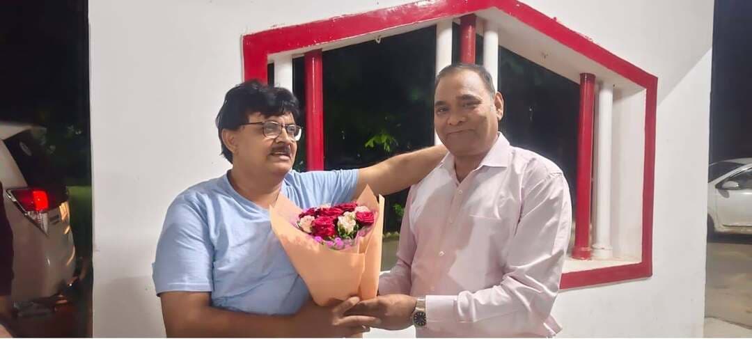 मध्यप्रदेश प्रशासनिक इकाई पुनर्गठन आयोग के सचिव श्री अक्षय कुमार सिंह के भिण्ड आगमन पर गत दिवस अपर कलेक्टर श्री एलके पाण्डेय, अपर कलेक्टर एवं नोडल अधिकारी श्री राजन नाडिया, एसडीएम अटेर श्री विनोद सिंह और डिप्टी कलेक्टर श्री अखिलेश शर्मा ने पुष्पगुच्छ भेंट कर स्वागत किया।
जिला, तहसील, विकासखंड और जनपद प्रशासनिक इकाइयों की दक्षता बढ़ाने के लिए पुनर्गठन के संबंध में अनुशंसा के उद्देश्य से आयोग के सदस्य जिले में दो दिवसीय भ्रमण पर हैं।
#CMMadhyaPradesh
#JansamparkMP
Department Of Revenue, Madhya Pradesh
#भिण्ड
#Bhind