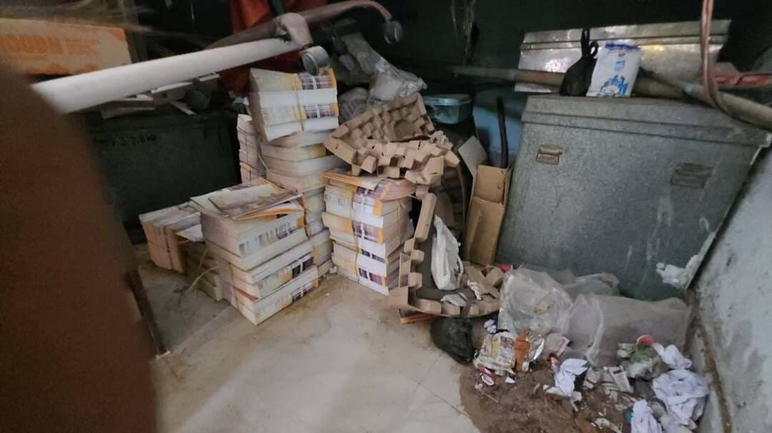 जिला शिक्षा कार्यालय में बच्चों की किताबों पर जमी धूल, सीढ़ियों के पास पर्दे के पीछे रखी पुस्तकें
स्कूलों तक पहुंचने के बजाय कार्यालय में रखी किताबें खा रहीं फांक, जिम्मेदारों की कार्यप्रणाली पर उठे सवाल
जहानाबाद : बच्चों को पढ़ाई के लिए उपलब्ध कराई जाने वाली किताबें जिला शिक्षा कार्यालय में ही धूल फांक रही हैं। कार्यालय परिसर में सीढ़ियों के पास पर्दा लगाकर बड़ी संख्या में किताबों को रखा गया है। लंबे समय से रखी इन किताबों पर धूल जम गई है। ऐसे में सवाल उठ रहा है कि जिन पुस्तकों को समय पर विद्यालयों तक पहुंचाकर विद्यार्थियों के बीच वितरित किया जाना था, वे कार्यालय में किस कारण से पड़ी हुई हैं।
जिला शिक्षा कार्यालय में आने-जाने वाले लोगों की नजर सीढ़ियों के पास पर्दे के पीछे रखी किताबों पर पड़ रही है। किताबों को इस तरह खुले स्थान में रखने से उनके खराब होने की आशंका भी बनी हुई है। कई किताबों पर धूल की परत दिखाई दे रही है। शिक्षा विभाग की ओर से प्रत्येक वर्ष विद्यार्थियों को पाठ्य सामग्री उपलब्ध कराने के लिए किताबें भेजी जाती हैं, ताकि बच्चों की पढ़ाई प्रभावित नहीं हो। लेकिन कार्यालय परिसर में किताबों का इस तरह रखा होना विभागीय व्यवस्था पर सवाल खड़ा कर रहा है।
विद्यालयों तक पहुंचाने की जिम्मेदारी
सरकार की ओर से बच्चों की पढ़ाई को सुचारु रखने के उद्देश्य से स्कूलों के लिए किताबें उपलब्ध कराई जाती हैं। इन पुस्तकों को संबंधित विद्यालयों तक पहुंचाकर विद्यार्थियों के बीच वितरण किया जाना चाहिए। किताबें यदि समय पर स्कूलों तक नहीं पहुंचती हैं तो इसका सीधा असर विद्यार्थियों की पढ़ाई पर पड़ सकता है। खासकर सरकारी विद्यालयों में पढ़ने वाले वैसे बच्चे, जो पाठ्य पुस्तकों के लिए विभागीय व्यवस्था पर निर्भर रहते हैं, उनके लिए समय पर किताब मिलना जरूरी है।
सीढ़ियों के पास बनाया गया अस्थायी भंडारण स्थल
जिला शिक्षा कार्यालय में किताबों को रखने के लिए अलग से व्यवस्थित भंडारण की व्यवस्था है या नहीं, यह भी सवालों के घेरे में है। सीढ़ियों के पास पर्दा लगाकर किताबों को रखने से यह स्पष्ट होता है कि पुस्तकों को फिलहाल अस्थायी तौर पर वहां रखा गया है। लेकिन कितने दिनों से किताबें वहां रखी हैं और इन्हें संबंधित स्कूलों तक क्यों नहीं भेजा गया, इसका जवाब विभागीय अधिकारियों से अपेक्षित है।
धूल से किताबों के खराब होने की आशंका
किताबें लंबे समय तक धूल और नमी वाले स्थान पर पड़ी रहें तो उनके खराब होने की आशंका रहती है। सरकारी राशि से उपलब्ध कराई गई इन पुस्तकों का उद्देश्य बच्चों तक पहुंचाना है। ऐसे में यदि किताबें कार्यालय में ही पड़ी रह जाती हैं तो सरकारी संसाधन का अपेक्षित उपयोग नहीं हो पाएगा। स्थानीय लोगों ने विभाग से किताबों का भौतिक सत्यापन कराने और उन्हें जल्द से जल्द संबंधित विद्यालयों तक पहुंचाने की मांग की है।
जिम्मेदार अधिकारी दें स्थिति स्पष्ट
कार्यालय परिसर में रखी किताबें किस कक्षा और विषय की हैं, कितने विद्यालयों के लिए भेजी गई हैं और उनका वितरण कब तक किया जाना है, इसकी जानकारी भी सार्वजनिक की जानी चाहिए। साथ ही यह भी स्पष्ट होना चाहिए कि किताबें विद्यालयों तक पहुंचाने में देरी क्यों हुई। अब देखना है कि शिक्षा विभाग इस मामले में क्या कदम उठाता है और कार्यालय में धूल फांक रही किताबें कब तक बच्चों के हाथों तक पहुंचती हैं।