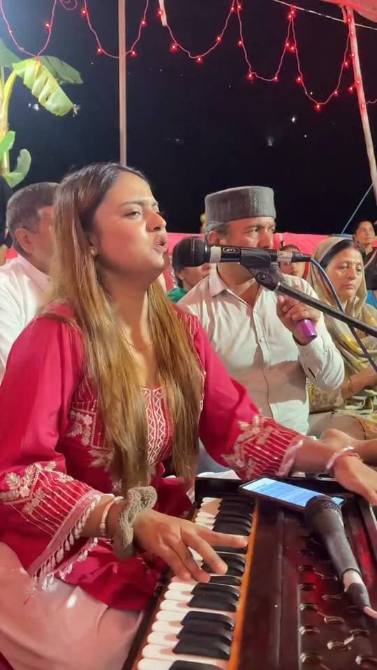 मशहूर गायिका पंडित खुशबू भारद्वाज जब भजन गाती हैं, तो माहौल ही कुछ ऐसा बन जाता है कि हर कोई झूमने और नाचने पर मजबूर हो जाता है।
उनकी आवाज़ और भजनों की ऊर्जा सीधे दिल तक पहुँचती है।