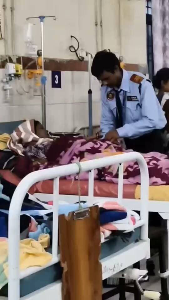 अस्पताल में सुरक्षा गार्ड ने मरीजों को चढ़ाई ड्रिप, VIDEO VIRAL
#छत्तीसगढ़ #chhattisgarhnews #chhattisgarh #congress #raipur #raipur #raipurcity🍁