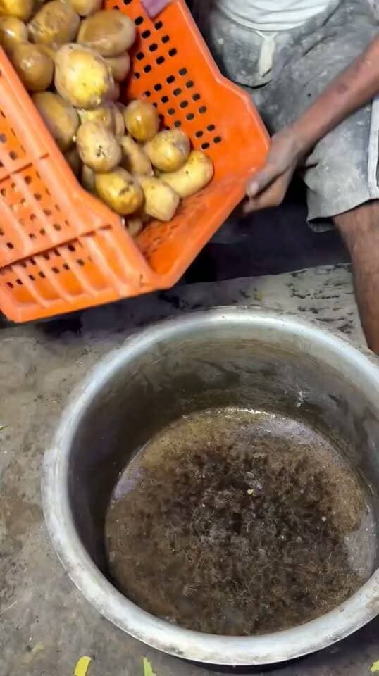 10,000 Patties Making In An Old Traditional Bakery 😱🔥 | Massive Patties Production
#PattiesMaking #Bakery #OldBakery #TraditionalBakery #BakeryProcess #FoodMaking #StreetFood #IndianFood