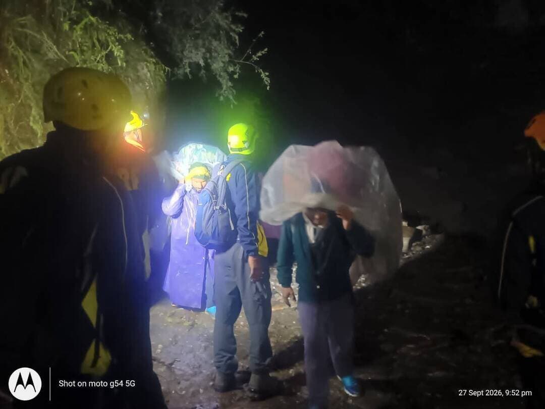🚨चीड़बासा स्लाइडिंग जोन में बड़ा रेस्क्यू ऑपरेशन, 1500 यात्रियों को सुरक्षित गौरीकुंड पहुंचाया
रुद्रप्रयाग। केदारनाथ यात्रा मार्ग पर चीड़बासा के पास देर रात स्लाइडिंग के चलते फंसे करीब 1500 यात्रियों को SDRF, NDRF और DDRF की संयुक्त टीमों ने सुरक्षित रेस्क्यू कर गौरीकुंड पहुंचाया
27 सितंबर की देर रात DCR रुद्रप्रयाग से सोनप्रयाग पुलिस को सूचना मिली कि गौरीकुंड से करीब तीन किलोमीटर आगे चीड़बासा क्षेत्र में स्लाइडिंग के कारण बड़ी संख्या में यात्री मार्ग के दूसरी ओर फंस गए हैं। सूचना मिलते ही SDRF सोनप्रयाग की टीम SI आशीष डिमरी के नेतृत्व में तत्काल मौके पर रवाना हुई।
चीड़बासा हैलीपैड के पास पहुंचने पर टीम को सड़क पर भारी मलबा जमा मिला। वहीं पहाड़ी से लगातार पत्थर गिरने के कारण यात्रियों की आवाजाही भी खतरनाक बनी हुई थी। स्थिति को देखते हुए SDRF, NDRF और DDRF की टीमों ने संयुक्त रेस्क्यू अभियान शुरू किया।
रेस्क्यू टीमों ने यात्रियों को सावधानीपूर्वक स्लाइडिंग जोन पार कराया और करीब 1500 यात्रियों को सुरक्षित दूसरी ओर पहुंचाकर गौरीकुंड रवाना किया। लगातार पत्थर गिरने और दोबारा स्लाइडिंग के खतरे के बीच टीमों के बेहतर समन्वय से अभियान सफलतापूर्वक पूरा किया गया।