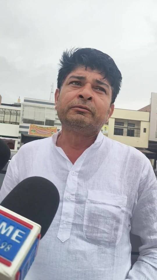 सफीदों की पुरानी अनाज मंडी में हाट मामले को लेकर लोग हुए इकट्ठा