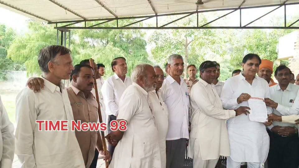 सफीदों कर्मवीर सैनी से मिले प्रजापत समाज के गणमान्य व्यक्ति