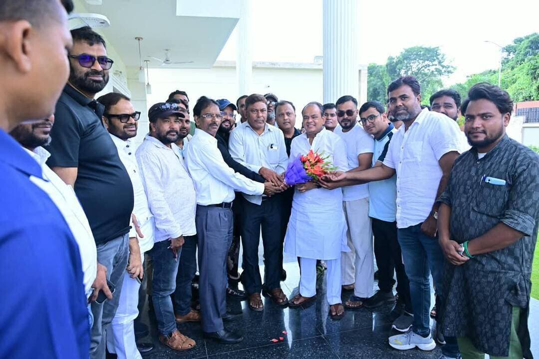 10 नवंबर को रांची में सजेगी ‘जश्न-ए-उर्दू’ की महफिल, हज हाउस में जुटेंगे उर्दू प्रेमी : डॉ. इरफान अंसारी..
उर्दू की आवाज बुलंद करने की तैयारी, स्वास्थ्य मंत्री डॉ. इरफान अंसारी ने पत्रकारों और बुद्धिजीवियों के साथ की बैठक..
रांची में सजेगी उर्दू, अदब और तहजीब की महफिल; राज्य स्तरीय कॉन्फ्रेंस में जुटेंगे साहित्यकार, पत्रकार और उर्दू प्रेमी..
रांची : राजधानी रांची में 10 नवंबर 2026 को सहाफी एसोसिएशन ऑफ वर्किंग जर्नलिस्ट की ओर से राज्य स्तरीय उर्दू कॉन्फ्रेंस का आयोजन किया जाएगा। कॉन्फ्रेंस की तैयारियों और रूपरेखा को लेकर स्वास्थ्य मंत्री डॉ. इरफान अंसारी की अध्यक्षता में बैठक आयोजित की गई। इसमें झारखंड के विभिन्न जिलों से आए बुद्धिजीवियों, पत्रकारों, साहित्यप्रेमियों और उर्दू प्रेमियों ने हिस्सा लिया।
बैठक में उर्दू भाषा के संरक्षण, संवर्धन, प्रचार-प्रसार और आने वाली पीढ़ियों तक इसकी समृद्ध विरासत को पहुंचाने के साथ-साथ कॉन्फ्रेंस को ऐतिहासिक और व्यापक बनाने पर गहन चर्चा हुई।
बैठक को संबोधित करते हुए स्वास्थ्य मंत्री डॉ. इरफान अंसारी ने कहा कि 10 नवंबर सिर्फ एक कार्यक्रम की तारीख नहीं, बल्कि झारखंड में उर्दू की आवाज, पहचान, अदब और तहजीब को मजबूती से सामने रखने का दिन होगा।
उन्होंने कहा, *“उर्दू को कोई कमजोर समझने की भूल न करे। उर्दू सिर्फ एक भाषा नहीं है, यह मोहब्बत, अदब, इंसानियत और भाईचारे की जुबान है। यह हमारी साझा संस्कृति और गंगा-जमुनी तहजीब की खूबसूरत विरासत है। उर्दू को किसी धर्म या समुदाय की सीमा में बांधना इस भाषा की व्यापकता और विरासत के साथ न्याय नहीं होगा।”*
डॉ. अंसारी ने कहा कि झारखंड की बहुभाषी और बहुसांस्कृतिक पहचान में उर्दू का भी महत्वपूर्ण स्थान है। भाषा समाज को जोड़ती है, दिलों को जोड़ती है और संवाद का रास्ता खोलती है। इसलिए उर्दू के संरक्षण और विकास की जिम्मेदारी केवल उर्दू समाज की नहीं, बल्कि समाज के हर वर्ग की है।
उन्होंने कहा, “हम चाहते हैं कि 10 नवंबर को रांची से उर्दू की आवाज और मजबूती से उठे। यह महफिल सिर्फ शायरी और अदब तक सीमित नहीं होगी, बल्कि उर्दू की विरासत, उसके अधिकार, उसके भविष्य और नई पीढ़ी से उसके जुड़ाव पर भी गंभीर चर्चा होगी।”
*हज हाउस में होगा राज्य स्तरीय कार्यक्रम*
स्वास्थ्य मंत्री ने बताया कि 10 नवंबर को रांची के हज हाउस में राज्य स्तरीय उर्दू कॉन्फ्रेंस आयोजित किया जाएगा। इसमें झारखंड के विभिन्न जिलों से उर्दू प्रेमियों, साहित्यकारों, पत्रकारों, बुद्धिजीवियों, शिक्षाविदों, विद्यार्थियों और समाज के विभिन्न वर्गों के लोगों को आमंत्रित किया जाएगा।
उन्होंने कहा कि उर्दू के सम्मान और उसके विकास के लिए समाज के सभी वर्गों को एक मंच पर आने की जरूरत है। यह कॉन्फ्रेंस भाषा, साहित्य और संस्कृति के साथ-साथ सामाजिक एकता, आपसी भाईचारे और सांस्कृतिक सौहार्द को मजबूत करने का अवसर बनेगा।
*मुख्यमंत्री हेमंत सोरेन समेत कई गणमान्य लोगों के शामिल होने की संभावना*
डॉ. इरफान अंसारी ने बताया कि कॉन्फ्रेंस में मुख्यमंत्री हेमंत सोरेन, झारखंड कांग्रेस प्रभारी के. राजू, प्रदेश कांग्रेस अध्यक्ष केशव महतो कमलेश, कल्याण मंत्री हफीजुल हसन और वरिष्ठ नेता फुरकान अंसारी समेत कई गणमान्य लोगों की उपस्थिति प्रस्तावित है।
बैठक में शामिल बुद्धिजीवियों और पत्रकारों ने राज्य स्तरीय उर्दू कॉन्फ्रेंस के आयोजन का स्वागत किया। उन्होंने कहा कि भाषा और साहित्य के माध्यम से समाज में संवाद, भाईचारा और सांस्कृतिक सौहार्द को और मजबूत किया जा सकता है।
स्वास्थ्य मंत्री ने राज्य के पत्रकारों और मीडिया प्रतिनिधियों से भी कॉन्फ्रेंस को सफल बनाने में सहयोग की अपील की। उन्होंने कहा कि उर्दू की समृद्ध साहित्यिक और सांस्कृतिक विरासत को समाज के सामने मजबूती से रखने में मीडिया की भूमिका बेहद महत्वपूर्ण है।
बैठक में सहाफी एसोसिएशन ऑफ वर्किंग जर्नलिस्ट के अध्यक्ष शाहीन अहमद, कार्यकारी अध्यक्ष आसिफ नईम, महासचिव फिरोज जिलानी, सचिव रमीज, सह-सचिव फहीम अख्तर सहित कई पत्रकार मौजूद रहे।
इसके अलावा मो. वसीम, रहमतुल्लाह, राहिल, महताब, दानिश, आदिल, नेहा वारसी, इमरान, मेराज, मोकर्रम, जावेद और आमिर समेत अन्य लोग भी बैठक में शामिल हुए।