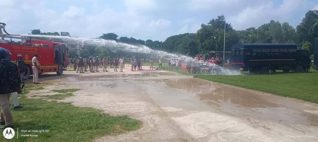 जिले के सभी थानों में दंगा नियंत्रण की मॉक ड्रिल, उग्र भीड़ से निपटने का कराया गया अभ्यास
मुजफ्फरपुर जिले के सभी थानों में दंगा नियंत्रण एवं कानून-व्यवस्था बनाए रखने को लेकर मॉक ड्रिल का आयोजन किया गया। इस दौरान पुलिस जवानों और अधिकारियों को उग्र भीड़ को नियंत्रित करने तथा आपातकालीन परिस्थितियों से प्रभावी ढंग से निपटने का प्रशिक्षण दिया गया।
मॉक ड्रिल के दौरान बॉडी प्रोटेक्शन उपकरण, हेलमेट, शील्ड, लाठी तथा भीड़ नियंत्रण में उपयोग होने वाले अन्य संसाधनों का प्रदर्शन किया गया। पुलिसकर्मियों को आंसू गैस के गोले छोड़ने, लाठीचार्ज करने तथा भीड़ को तितर-बितर कर स्थिति को नियंत्रित करने का व्यावहारिक अभ्यास कराया गया।
पुलिस सूत्रों ने बताया कि अक्सर सड़क दुर्घटनाओं या छोटी-छोटी घटनाओं के बाद लोग सड़क जाम कर उग्र हो जाते हैं और कई बार पुलिस टीम पर हमला भी कर देते हैं। इसके अलावा शराब छापेमारी के दौरान महिलाओं को आगे कर पुलिस कार्रवाई का विरोध करने और पुलिस पर हमले की घटनाएं भी सामने आती रही हैं। ऐसी परिस्थितियों में संयम बनाए रखते हुए कानून के दायरे में रहकर भीड़ को नियंत्रित करने की रणनीति का भी अभ्यास कराया गया।
हथौड़ी थाना में थानाध्यक्ष सतनारायण शर्मा के नेतृत्व में दंगा निवारक मॉक ड्रिल आयोजित की गई। इस दौरान थाना में तैनात पुलिसकर्मियों ने आपातकालीन हालात से निपटने, भीड़ नियंत्रण और सुरक्षा प्रबंधन से संबंधित विभिन्न गतिविधियों का अभ्यास किया। पुलिस अधिकारियों ने बताया कि इस तरह की मॉक ड्रिल का उद्देश्य जवानों की तैयारियों को परखना और किसी भी अप्रिय स्थिति से निपटने की क्षमता को और मजबूत बनाना है।