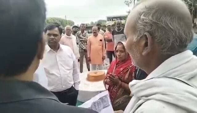 रीवा कलेक्टर ने गुड़ तहसीलदार को बोले ज्यादा उड़ रहे हो, शर्मकरो तुम्हारे नाम से लोग रो रहे है
रीवा. कलेक्टर नरेंद्र सूर्यवंशी ने गुड़ तहसीलदार को जमकर फटकार लगाई. मुख्य मंत्री जन विश्वास पर ग्राम पपोता पहुँचे कलेक्टर को रोते हुए बताया कि उनका पीएम आवास मिला है लेकिन उसमे तहसीलदार ने स्टे लगा दियाअब चक्कर काट रहे है. इस कलेक्टर ने तहसीलदार की जमकर क्लास ली.