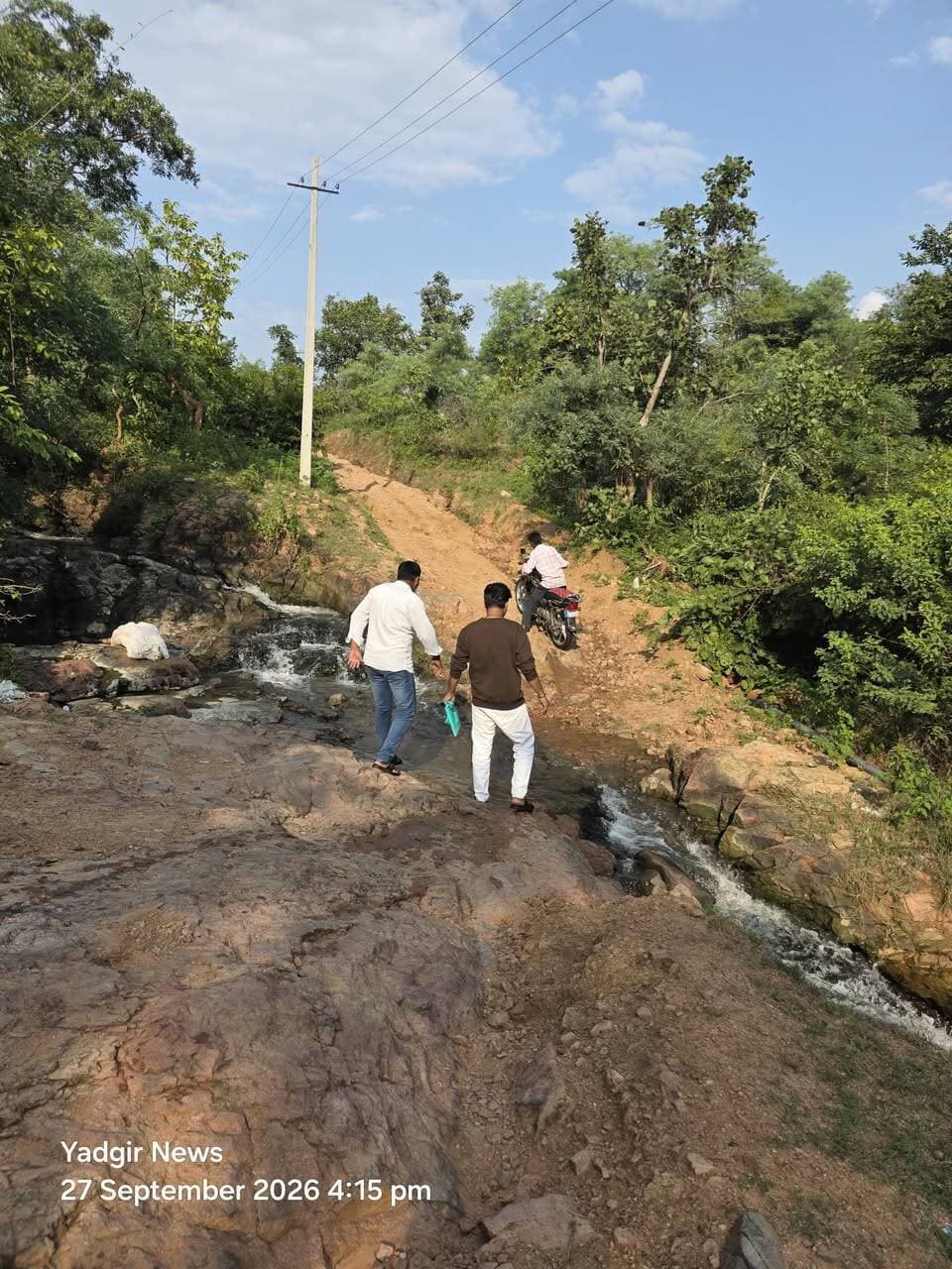 ಎಂಪಡ್ ಗುಡ್ಡಗಳ ನಡುವೆ ಪ್ರಕೃತಿ ಸೌಂದರ್ಯದ ಅನ್ವೇಷಣೆ: ಯಾದ್ಗೀರ್ ನ್ಯೂಸ್ ಸಂಪಾದಕ ಮೊಹಮ್ಮದ್ ರಫೀಕ್ ಪಟೇಲ್ ಭೇಟಿ
ಗುರುಮಠಕಲ್ ಕ್ಷೇತ್ರದ ನೈಸರ್ಗಿಕ ಸೊಬಗನ್ನು ಕಣ್ತುಂಬಿಕೊಂಡ ಯಾದ್ಗೀರ್ ನ್ಯೂಸ್ ತಂಡ
ಗುರುಮಠಕಲ್: ಯಾದಗಿರಿ ಜಿಲ್ಲೆಯ ಗುರುಮಠಕಲ್ ಮತಕ್ಷೇತ್ರದ ವ್ಯಾಪ್ತಿಗೆ ಒಳಪಡುವ ಎಂಪಡ್ (Mpad) ಗ್ರಾಮದ ಗುಡ್ಡಗಾಡು ಪ್ರದೇಶಕ್ಕೆ ಯಾದ್ಗೀರ್ ನ್ಯೂಸ್ ಸಂಪಾದಕರಾದ ಮೊಹಮ್ಮದ್ ರಫೀಕ್ ಪಟೇಲ್ ಅವರು ತಮ್ಮ ತಂಡದೊಂದಿಗೆ ಇಂದು ಭೇಟಿ ನೀಡಿದರು. ಗ್ರಾಮದ ಸುತ್ತಮುತ್ತಲಿನ ಬೆಟ್ಟ-ಗುಡ್ಡಗಳು, ಹಸಿರು ಪರಿಸರ ಹಾಗೂ ಪ್ರಕೃತಿಯ ವೈವಿಧ್ಯತೆಯನ್ನು ವೀಕ್ಷಿಸುವ ಮೂಲಕ ಸ್ಥಳೀಯ ನೈಸರ್ಗಿಕ ಸೌಂದರ್ಯವನ್ನು ಕಣ್ತುಂಬಿಕೊಂಡರು.
ಎಂಪಡ್ ಗ್ರಾಮದ ಸುತ್ತಮುತ್ತಲಿನ ಗುಡ್ಡ ಪ್ರದೇಶವು ತನ್ನದೇ ಆದ ನೈಸರ್ಗಿಕ ಸೊಬಗನ್ನು ಹೊಂದಿದೆ. ಬೆಟ್ಟ-ಗುಡ್ಡಗಳ ಸಾಲು, ಹಸಿರು ಗಿಡಮರಗಳು, ನೈಸರ್ಗಿಕ ಹಳ್ಳ-ಕೊಳ್ಳಗಳು ಹಾಗೂ ಗ್ರಾಮೀಣ ಪರಿಸರದ ನಡುವೆ ಕಂಡುಬರುವ ಸುಂದರ ದೃಶ್ಯಗಳು ಪ್ರವಾಸಿಗರ ಗಮನ ಸೆಳೆಯುವಂತಿವೆ.
ಗುಡ್ಡಗಳ ನಡುವೆ ಪ್ರಕೃತಿಯ ಸೊಬಗು
ಭೇಟಿಯ ಸಂದರ್ಭದಲ್ಲಿ ಮೊಹಮ್ಮದ್ ರಫೀಕ್ ಪಟೇಲ್ ಅವರು ಎಂಪಡ್ ಗ್ರಾಮದ ಸುತ್ತಮುತ್ತಲಿನ ಬೆಟ್ಟ-ಗುಡ್ಡ ಪ್ರದೇಶದಲ್ಲಿ ಸಂಚರಿಸಿ ಅಲ್ಲಿನ ನೈಸರ್ಗಿಕ ಸೌಂದರ್ಯವನ್ನು ವೀಕ್ಷಿಸಿದರು. ಹಸಿರು ಗಿಡಮರಗಳ ನಡುವೆ ಸಾಗುವ ದಾರಿಗಳು, ಗುಡ್ಡಗಳ ಸಾಲು ಹಾಗೂ ಪ್ರಕೃತಿಯ ಮಡಿಲಿನಲ್ಲಿರುವ ನೈಸರ್ಗಿಕ ಹಳ್ಳ-ಕೊಳ್ಳಗಳು ಸ್ಥಳೀಯ ಪರಿಸರದ ವಿಶೇಷತೆಯನ್ನು ಪರಿಚಯಿಸಿದವು.
ನಗರ ಪ್ರದೇಶಗಳ ಗದ್ದಲದಿಂದ ದೂರವಾಗಿ ಗ್ರಾಮೀಣ ಪರಿಸರದಲ್ಲಿ ಪ್ರಕೃತಿಯೊಂದಿಗೆ ಸಮಯ ಕಳೆಯುವ ಅನುಭವವು ವಿಭಿನ್ನವಾಗಿದ್ದು, ಎಂಪಡ್ ಭಾಗದ ನೈಸರ್ಗಿಕ ಸೌಂದರ್ಯವನ್ನು ಜನರಿಗೆ ಪರಿಚಯಿಸುವ ಉದ್ದೇಶದಿಂದ ಈ ಭೇಟಿಗೆ ವಿಶೇಷ ಮಹತ್ವ ನೀಡಲಾಯಿತು.
ದುರ್ಗಮ ದಾರಿಗಳಲ್ಲಿ ಸಂಚಾರ
ಗುಡ್ಡಗಾಡು ಪ್ರದೇಶಕ್ಕೆ ತೆರಳುವ ಸಂದರ್ಭದಲ್ಲಿ ಸುಗಮ ರಸ್ತೆಗಿಂತ ಕಚ್ಚಾ ರಸ್ತೆಗಳು ಹಾಗೂ ಏರು-ಇಳಿಜಾರುಗಳಿಂದ ಕೂಡಿದ ದಾರಿಗಳೇ ಹೆಚ್ಚಾಗಿ ಕಂಡುಬಂದವು. ಬೆಟ್ಟದ ಸಾಲುಗಳ ನಡುವೆ ಸಾಗುವ ದುರ್ಗಮ ದಾರಿಗಳಲ್ಲಿ ದ್ವಿಚಕ್ರ ವಾಹನದ ಮೂಲಕ ಹಾಗೂ ಕೆಲವು ಭಾಗಗಳಲ್ಲಿ ಕಾಲ್ನಡಿಗೆಯ ಮೂಲಕ ಸಂಚರಿಸಿ ಪ್ರಕೃತಿ ಸೌಂದರ್ಯವನ್ನು ವೀಕ್ಷಿಸಲಾಯಿತು.
ಈ ಸಂದರ್ಭದಲ್ಲಿ ಗುಡ್ಡ ಪ್ರದೇಶದ ವಿವಿಧ ಭಾಗಗಳ ದೃಶ್ಯಗಳನ್ನು ಚಿತ್ರೀಕರಿಸಿ, ಅಲ್ಲಿನ ನೈಸರ್ಗಿಕ ಪರಿಸರವನ್ನು ದಾಖಲಿಸಲಾಯಿತು.
ಪ್ರಕೃತಿ ಸೌಂದರ್ಯವನ್ನು ಜನರಿಗೆ ಪರಿಚಯಿಸುವ ಪ್ರಯತ್ನ
ಯಾದಗಿರಿ ಜಿಲ್ಲೆಯಲ್ಲಿ ಐತಿಹಾಸಿಕ, ಸಾಂಸ್ಕೃತಿಕ ಹಾಗೂ ನೈಸರ್ಗಿಕವಾಗಿ ವೈವಿಧ್ಯಮಯ ಪ್ರದೇಶಗಳಿದ್ದು, ಅವುಗಳಲ್ಲಿ ಗ್ರಾಮೀಣ ಭಾಗದ ಗುಡ್ಡಗಾಡು ಪ್ರದೇಶಗಳೂ ವಿಶೇಷ ಸ್ಥಾನ ಪಡೆದಿವೆ. ಆದರೆ ಇಂತಹ ಅನೇಕ ಪ್ರದೇಶಗಳು ಇನ್ನೂ ಹೆಚ್ಚಿನ ಜನರಿಗೆ ಪರಿಚಿತವಾಗಿಲ್ಲ.
ಈ ಹಿನ್ನೆಲೆಯಲ್ಲಿ ಗುರುಮಠಕಲ್ ಕ್ಷೇತ್ರ ವ್ಯಾಪ್ತಿಯ ಎಂಪಡ್ ಗ್ರಾಮದ ಗುಡ್ಡ ಪ್ರದೇಶದ ನೈಸರ್ಗಿಕ ಸೌಂದರ್ಯವನ್ನು ಜನರಿಗೆ ಪರಿಚಯಿಸುವ ನಿಟ್ಟಿನಲ್ಲಿ ಯಾದ್ಗೀರ್ ನ್ಯೂಸ್ ತಂಡದ ಭೇಟಿ ಗಮನಾರ್ಹವಾಗಿತ್ತು.
ಪರಿಸರ ಸಂರಕ್ಷಣೆಯ ಅಗತ್ಯ
ಪ್ರಕೃತಿ ಸೌಂದರ್ಯವನ್ನು ಆಸ್ವಾದಿಸುವುದರ ಜೊತೆಗೆ, ಇಂತಹ ಪ್ರದೇಶಗಳ ಪರಿಸರವನ್ನು ಸಂರಕ್ಷಿಸುವ ಜವಾಬ್ದಾರಿಯೂ ಪ್ರತಿಯೊಬ್ಬರ ಮೇಲಿದೆ. ಗುಡ್ಡ ಪ್ರದೇಶಗಳಲ್ಲಿ ಪ್ಲಾಸ್ಟಿಕ್ ಹಾಗೂ ಇತರ ತ್ಯಾಜ್ಯಗಳನ್ನು ಎಸೆಯದೆ, ನೈಸರ್ಗಿಕ ಸಂಪನ್ಮೂಲಗಳಿಗೆ ಹಾನಿಯಾಗದಂತೆ ಪ್ರವಾಸ ಹಾಗೂ ಸಂಚಾರ ನಡೆಸುವುದು ಅಗತ್ಯವಾಗಿದೆ.
ಎಂಪಡ್ ಗ್ರಾಮದಂತಹ ನೈಸರ್ಗಿಕ ಸೊಬಗನ್ನು ಹೊಂದಿರುವ ಪ್ರದೇಶಗಳನ್ನು ಪರಿಚಯಿಸುವುದರೊಂದಿಗೆ, ಅವುಗಳ ಸ್ವಚ್ಛತೆ ಮತ್ತು ಪರಿಸರ ಸಂರಕ್ಷಣೆಯ ಕುರಿತು ಸಾರ್ವಜನಿಕರಲ್ಲಿ ಜಾಗೃತಿ ಮೂಡಿಸುವುದು ಕೂಡ ಮಹತ್ವದ್ದಾಗಿದೆ.
ಯಾದ್ಗೀರ್ ನ್ಯೂಸ್ ಸಂಪಾದಕ ಮೊಹಮ್ಮದ್ ರಫೀಕ್ ಪಟೇಲ್ ಅವರ ಎಂಪಡ್ ಗ್ರಾಮದ ಗುಡ್ಡಗಾಡು ಪ್ರದೇಶದ ಭೇಟಿ, ಗುರುಮಠಕಲ್ ಕ್ಷೇತ್ರದ ಗ್ರಾಮೀಣ ಭಾಗದಲ್ಲಿರುವ ಪ್ರಕೃತಿಯ ಸೊಬಗನ್ನು ಮತ್ತೊಮ್ಮೆ ಬೆಳಕಿಗೆ ತರುವಂತಾಯಿತು. ಪ್ರಕೃತಿಯ ಮಡಿಲಿನಲ್ಲಿ ನಡೆದ ಈ ಭೇಟಿ ಸ್ಥಳೀಯ ನೈಸರ್ಗಿಕ ಸೌಂದರ್ಯವನ್ನು ದಾಖಲಿಸುವ ಜೊತೆಗೆ, ಜಿಲ್ಲೆಯಲ್ಲಿರುವ ಇಂತಹ ಸುಂದರ ಪ್ರದೇಶಗಳನ್ನು ಜನರಿಗೆ ಪರಿಚಯಿಸುವ ಪ್ರಯತ್ನಕ್ಕೂ ಸಾಕ್ಷಿಯಾಯಿತು.
#YadgirNews #ಯಾದ್ಗೀರ್ನ್ಯೂಸ್ #Mpad #ಎಂಪಡ್ #Gurumitkal #ಗುರುಮಠಕಲ್ #Yadgir #ಯಾದಗಿರಿ #Nature #ಪ್ರಕೃತಿಸೌಂದರ್ಯ #NatureLovers #Environment #ಪರಿಸರ #KalyanaKarnataka