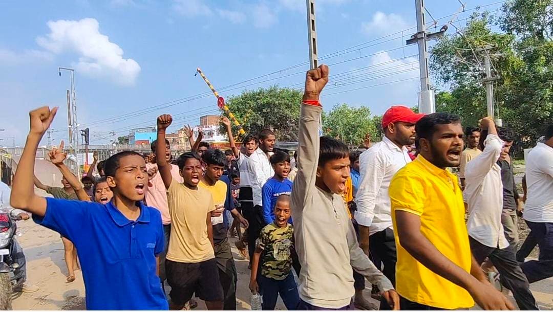 वीडियो : 40 किमी पैदल आए छात्रों के आंदोलन का असर, अब पूरे जिले के छात्रावासों की होगी जांच ..
खबर कमेंट बॉक्स में..