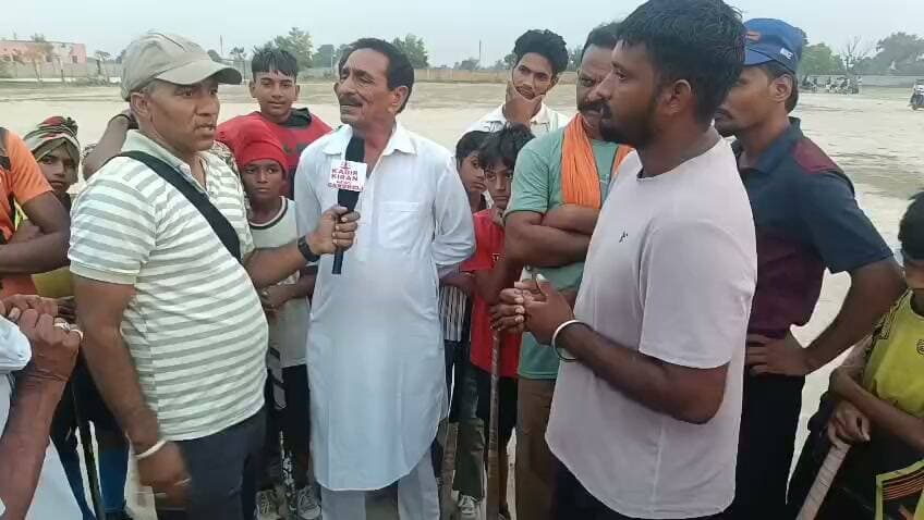 गांव #गधेली में पानी पाइप लाइन डालने को लेकर उखाड़ी गई रोड़ पर डबल खंडूजा था पहले पंचायत ने रोड़ बनाई उस टाइम अब ठेकेदार की तरफ से सिंगल खंडूजा लगाने पर ग्रामणो ने विरोध जताया दूर भास के माध्यम सेे भवानी शंकर घीटाला ने जल दाय विभाग ओर ठेकेदार से की बात फिलहाल के लिए काम को रोक दिया गया भवानी शंकर महेंद्र जी सिहाग बाबूलाल जी धोभी ओर गांव के ग्रामीणों ने चेतावनी दी है काम सही नहीं हुआ तो बड़ा आंदोलन होगा #गधेली #अईयन साब राजेश जी पूनिया ने कहा था #ठेकेदार की है जुमेवारी रोड़ बनाने की #गधेली