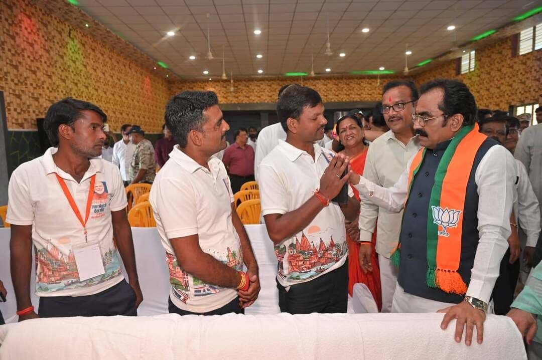 *जन-जन को जोड़ने और विकसित भारत का संकल्प जगाने वाली ऐतिहासिक यात्रा है सेवा संकल्प यात्रा: प्रभारी मंत्री श्री राकेश सिंह
*भविष्य के भारत की नींव आज से रख प्रधानमंत्री ने राष्ट्र निर्माण के कार्यों में किया अपना जीवन समर्पित
*माखन नगर में सेवा यात्रियों से मिले प्रभारी मंत्री श्री सिंह ने सुना ‘मन की बात’ कार्यक्रम
*सेवा यात्रियों के अनुभव सुन प्रभारी मंत्री ने जाना उनका कुशलक्षेम, स्वास्थ्य का विशेष ध्यान रखने की दी सलाह*
➡️ प्रदेश के लोक निर्माण विभाग मंत्री एवं नर्मदापुरम जिले के प्रभारी मंत्री श्री राकेश सिंह रविवार को वाराणसी से वडनगर तक आयोजित सेवा यात्रा में सम्मिलित सेवा यात्रियों से मिलने माखन नगर पहुंचे। इस दौरान उन्होंने सेवा यात्रियों, जनप्रतिनिधियों एवं नागरिकों के साथ प्रधानमंत्री श्री नरेंद्र मोदी के ‘मन की बात’ कार्यक्रम को सुना।
कार्यक्रम के उपरांत प्रभारी मंत्री श्री राकेश सिंह ने उपस्थित सेवा यात्रियों, जनप्रतिनिधियों एवं नागरिकों को संबोधित करते हुए कहा कि प्रधानमंत्री श्री नरेंद्र मोदी ने स्वयं को देश की सेवा के लिए समर्पित किया है। मुख्यमंत्री के रूप में उनका कार्यकाल सराहनीय रहा और वर्ष 2014 से प्रधानमंत्री के रूप में वे देश की विकास यात्रा को निरंतर आगे बढ़ा रहे हैं। प्रधानमंत्री जन-जन की सेवा को देश के 140 करोड़ नागरिकों की सेवा के रूप में करते हुए राष्ट्र निर्माण के लिए निरंतर कार्य कर रहे हैं।
उन्होंने कहा कि प्रधानमंत्री श्री मोदी ने देश के सामने वर्ष 2047 तक विकसित भारत बनाने की परिकल्पना रखी है। यह ऐसी दीर्घकालिक सोच है, जिसे आज तक किसी भी देश के मुखिया ने नहीं सोचा, जिसके अंतर्गत भारत को विकसित और आत्मनिर्भर राष्ट्र के रूप में आगे बढ़ाने तथा विश्व में अग्रणी भूमिका में स्थापित करने का लक्ष्य रखा गया है। उन्होंने कहा कि प्रधानमंत्री आज से ही आने वाली पीढ़ियों और विकसित भारत की आवश्यकताओं को ध्यान में रखकर कार्य कर रहे हैं।
प्रभारी मंत्री श्री सिंह ने सेवा यात्रा को ऐतिहासिक और जन-जन को जोड़ने वाली यात्रा बताते हुए कहा कि “यह जन से जन को जोड़ने, समरसता का संदेश देने और विकसित भारत के संकल्प को आगे बढ़ाने वाली यात्रा है। यह कश्मीर से कन्याकुमारी तक देश को एक सूत्र में जोड़ने का प्रयास है।” उन्होंने सेवा यात्रियों के इस प्रयास की सराहना करते हुए कहा कि सेवा और समर्पण की भावना से की जा रही यह यात्रा समाज में सकारात्मक संदेश पहुंचा रही है।
इस अवसर पर प्रभारी मंत्री श्री सिंह ने सेवा यात्रियों से संवाद कर उनकी यात्रा से जुड़े अनुभवों की जानकारी ली और उनका कुशलक्षेम पूछा। उन्होंने कहा कि सेवा यात्री एक नेक उद्देश्य के साथ यात्रा कर रहे हैं, इसलिए उन्हें अपने स्वास्थ्य का भी विशेष ध्यान रखना चाहिए। उन्होंने कहा कि यदि किसी सेवा यात्री को किसी भी प्रकार की स्वास्थ्य संबंधी समस्या हो तो उनकी स्वास्थ्य जांच एवं आवश्यक उपचार की व्यवस्था सुनिश्चित की जाए।
सेवा यात्रियों ने भी प्रभारी मंत्री श्री राकेश सिंह के साथ यात्रा से जुड़े अपने विभिन्न अनुभव साझा किए। बताया गया कि वाराणसी से प्रारंभ हुई यह सेवा यात्रा विभिन्न प्रमुख स्थानों से होकर वडनगर पहुंचेगी। यात्रा के दौरान मार्ग में आने वाली प्रमुख नदियों के जल, जिसमें गंगा जल भी शामिल है, को एकत्रित किया जाएगा तथा वडनगर पहुंचकर इसी जल से भगवान हाटकेश्वर महादेव का अभिषेक किया जाएगा।
इससे पूर्व यात्रा का बनखेड़ी एवं पिपरिया तथा सोहागपुर नगरों में भव्य स्वागत हुआ। सेवा यात्रियों द्वारा शासन की विभिन्न जनहितकारी योजनाओं के हितग्राहियों से संवाद किया गया साथ ही उन्होंने स्वच्छता दूतों का सम्मान किया तथा पिपरिया में समरसता भोज के दौरान नागरिकों के साथ संवाद भी किया।
*सेवा यात्रियों के साथ प्रभारी मंत्री राकेश सिंह ने सुनी ‘मन की बात’*
सेवा संकल्प अभियान के अंतर्गत निकाली जा रही सेवा यात्रा के यात्रियों के साथ प्रभारी मंत्री श्री राकेश सिंह ने प्रधानमंत्री श्री नरेंद्र मोदी के ‘मन की बात’ कार्यक्रम के लाइव प्रसारण कार्यक्रम में सहभागिता की। उन्होंने उपस्थित जनप्रतिनिधियों, अधिकारियों एवं सेवा यात्रियों के साथ बैठकर प्रधानमंत्री के संबोधन का लाइव प्रसारण सुना।
इस अवसर पर लोकसभा सांसद श्री दर्शन सिंह चौधरी, राज्यसभा सांसद श्रीमती माया नारोलिया, विधायक सिवनी मालवा श्री प्रेमशंकर वर्मा, विधायक पिपरिया श्री ठाकुरदास नागवंशी, विधायक सोहागपुर श्री विजयपाल सिंह, श्रीमती प्रीति पवन शुक्ला, पूर्व विधायक श्रीमती सविता दीवान शर्मा, नगरपालिका अध्यक्ष नर्मदापुरम श्रीमती नीतू यादव, नगर परिषद माखन नगर अध्यक्ष श्रीमती रीना आकाश तिवारी, पुलिस अधीक्षक श्री साई कृष्ण एस. थोटा, जिला पंचायत सीईओ श्री हिमांशु जैन सहित अन्य जनप्रतिनिधि एवं अधिकारी उपस्थित रहे।
*‘मन की बात’ में आतंकवाद के खिलाफ भारत के दृढ़ संकल्प का उल्लेख*
प्रधानमंत्री श्री नरेंद्र मोदी ने ‘मन की बात’ कार्यक्रम में भारत की ऐतिहासिक उपलब्धियों, जनभागीदारी, स्वच्छता, पर्यावरण संरक्षण, युवा शक्ति, खेल प्रतिभाओं, स्थानीय उत्पादों और देश की सांस्कृतिक विरासत सहित विभिन्न विषयों पर अपने विचार साझा किए। प्रधानमंत्री ने आगामी 28-29 सितंबर को वर्ष 2016 में भारतीय सेना द्वारा की गई सर्जिकल स्ट्राइक के 10 वर्ष पूर्ण होने का उल्लेख करते हुए कहा कि भारतीय सेना ने पाकिस्तान में आतंकी ठिकानों के विरुद्ध कार्रवाई कर आतंकवाद के खिलाफ दृढ़ संदेश दिया था। उन्होंने कहा कि बीते एक दशक में बालाकोट एयर स्ट्राइक से लेकर ऑपरेशन सिंदूर तक भारत ने आतंकवाद के विरुद्ध अपनी नीति और प्रतिबद्धता स्पष्ट की है। आज भारत आतंकवाद के खिलाफ जीरो टॉलरेंस की नीति के साथ आगे बढ़ रहा है।
*जनगणना में 32 करोड़ से अधिक परिवारों की जानकारी हुई दर्ज*
प्रधानमंत्री ने देश में चल रही जनगणना का उल्लेख करते हुए बताया कि सभी राज्यों और केंद्र शासित प्रदेशों में जनगणना का पहला चरण लगभग पूरा हो चुका है तथा 32 करोड़ से अधिक परिवारों की जानकारी दर्ज की जा चुकी है। उन्होंने उत्तराखंड के चमोली जिले के माणा गांव में 83 वर्षीय पूर्णिमा रावत से जनगणना की शुरुआत और उत्तरकाशी के बगोरी गांव में होमस्टे संचालक हरदेव सिंह राणा द्वारा डिजिटल माध्यम से स्वयं अपनी जानकारी दर्ज किए जाने के अनुभव भी साझा किए।
*100वीं जन्मजयंती के अवसर पर स्वर्गीय अशोक सिंहल को श्रद्धांजलि अर्पित की*
प्रधानमंत्री श्री मोदी ने विश्व हिंदू परिषद के पूर्व अंतरराष्ट्रीय कार्यकारी अध्यक्ष स्वर्गीय अशोक सिंहल की 100वीं जन्मजयंती के अवसर पर उन्हें श्रद्धांजलि अर्पित की। उन्होंने सोमनाथ स्वाभिमान पर्व का उल्लेख करते हुए भारत की सांस्कृतिक विरासत और आस्था की शक्ति पर प्रकाश डाला।
उन्होंने कहा कि सोमनाथ मंदिर आज भी पूरी भव्यता के साथ समुद्र तट पर भारत की सांस्कृतिक पहचान और गौरव का प्रतीक बना हुआ है।
*सौर ऊर्जा से आत्मनिर्भर मोढेरा की सराहना*
प्रधानमंत्री ने गुजरात के मोढेरा गांव का उल्लेख करते हुए बताया कि देश का पहला सौर ग्राम बनने के बाद मोढेरा पूरी तरह सौर ऊर्जा से संचालित होने वाला उदाहरण बना है।उन्होंने इसे सतत विकास और स्वच्छ ऊर्जा के क्षेत्र में देश के लिए प्रेरणादायक उपलब्धि बताया।
*स्वच्छता और पर्यावरण संरक्षण को जनभागीदारी से जोड़ने का आह्वान*
आगामी 2 अक्टूबर गांधी जयंती का उल्लेख करते हुए प्रधानमंत्री ने कहा कि महात्मा गांधी ने स्वच्छता को जीवन के महत्वपूर्ण मंत्रों में शामिल किया था। उन्होंने देश के विभिन्न क्षेत्रों में स्वच्छता के लिए किए जा रहे जनभागीदारी आधारित प्रयासों की सराहना की। पर्यावरण संरक्षण पर प्रधानमंत्री ने कहा कि पर्यावरण की रक्षा केवल पेड़-पौधों और जीव-जंतुओं की रक्षा तक सीमित नहीं है, बल्कि इससे पूरी जीवन-व्यवस्था मजबूत होती है। उन्होंने पिग्मी हॉग के संरक्षण कार्यक्रम का उल्लेख करते हुए बताया कि निरंतर प्रयासों के बाद इन्हें फिर से जंगलों में बसाया गया है और इनके प्राकृतिक आवास के लिए घासभूमियों को भी विकसित किया जा रहा है। संरक्षण कार्यक्रम के चलते पिग्मी हॉग की संख्या 190 से अधिक हो गई है। उन्होंने पश्चिम बंगाल के सुंदरबन क्षेत्र में झारखाली की महिलाओं द्वारा मैंग्रोव वन तैयार किए जाने के प्रयासों की भी प्रशंसा की।
*युवाओं, खेल प्रतिभाओं और ‘वोकल फॉर लोकल’ पर व्यक्त किए अपने विचार*
प्रधानमंत्री ने 100 सप्ताह तक चलने वाले ‘नशा मुक्त युवा अभियान’ को देश के युवाओं के लिए महत्वपूर्ण पहल बताया। उन्होंने ओलंपिक हॉकी स्वर्ण पदक विजेता राजिंदर सिंह द्वारा ऐसे गांवों में खेल प्रतिभाओं की पहचान करने और उन्हें अपनी प्रतिभा प्रदर्शित करने के लिए मंच उपलब्ध कराने के प्रयासों की सराहना की, जहां प्रशिक्षण की सुविधाएं सीमित हैं। उन्होंने ‘वोकल फॉर लोकल’ और ‘एक जिला, एक उत्पाद’ जैसी पहलों का उल्लेख करते हुए स्थानीय उत्पादों और स्थानीय प्रतिभाओं को प्रोत्साहित करने की आवश्यकता पर बल दिया।
*भारत की सांस्कृतिक परंपराओं की वैश्विक लोकप्रियता का उल्लेख*
प्रधानमंत्री श्री मोदी ने गणेश उत्सव का उल्लेख करते हुए बताया कि भगवान श्री गणेश की उपासना विभिन्न देशों में अलग-अलग नामों और परंपराओं के साथ की जाती है। उन्होंने कहा कि भारत की आस्था, कला और सांस्कृतिक परंपराएं देश की सीमाओं से आगे भी लोगों को जोड़ रही हैं और विभिन्न देशों में लोकप्रिय हो रही हैं।
#सेवा_संकल्प_अभियान #SevaSankalpAbhiyan
CM Madhya Pradesh Dr Mohan Yadav Jansampark Madhya Pradesh General Administration Department, MP