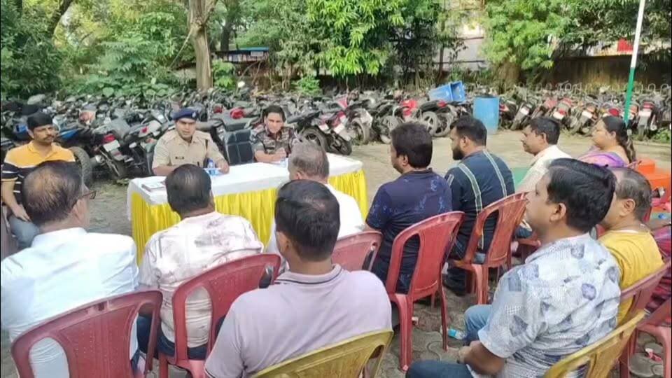 सदर थाना में चाईबासा चेंबर ऑफ कॉमर्स की बैठक
ज्वेलरी समेत अन्य दुकानों में सीसीटीवी कैमरे लगाने पर जोर
चाईबासा: शहर में सुरक्षा व्यवस्था को मजबूत करने और आपराधिक घटनाओं पर अंकुश लगाने के उद्देश्य से सदर थाना परिसर में सोमवार को चाईबासा चेंबर ऑफ कॉमर्स एंड इंडस्ट्रीज के पदाधिकारियों एवं सदस्यों के साथ बैठक आयोजित की गई। बैठक की अध्यक्षता सदर थाना प्रभारी चन्द्रशेखर चौधरी ने की।
बैठक में शहर के व्यवसायिक प्रतिष्ठानों, विशेषकर ज्वेलरी शॉप सहित अन्य महत्वपूर्ण दुकानों में सीसीटीवी कैमरे लगाने को लेकर विस्तार से चर्चा की गई। थाना प्रभारी ने दुकानदारों से अपने प्रतिष्ठानों के अंदर और बाहर बेहतर गुणवत्ता वाले सीसीटीवी कैमरे लगाने तथा कैमरों को इस प्रकार लगाने की अपील की, जिससे आसपास की गतिविधियों पर भी नजर रखी जा सके।
बैठक में चेंबर के सदस्यों ने व्यापारियों की सुरक्षा से जुड़ी विभिन्न समस्याओं और सुझावों को पुलिस के समक्ष रखा। पुलिस की ओर से व्यवसायियों को सुरक्षा संबंधी आवश्यक सावधानियां बरतने और किसी भी संदिग्ध गतिविधि की तत्काल सूचना थाना को देने की अपील की गई।
बैठक में चाईबासा चेंबर ऑफ कॉमर्स एंड इंडस्ट्रीज के पदाधिकारी एवं सदस्य सहित सदर थाना के पुलिस पदाधिकारी मौजूद रहे।सदर थाना में चाईबासा चेंबर ऑफ कॉमर्स की बैठक
ज्वेलरी समेत अन्य दुकानों में सीसीटीवी कैमरे लगाने पर जोर
चाईबासा: शहर में सुरक्षा व्यवस्था को मजबूत करने और आपराधिक घटनाओं पर अंकुश लगाने के उद्देश्य से सदर थाना परिसर में सोमवार को चाईबासा चेंबर ऑफ कॉमर्स एंड इंडस्ट्रीज के पदाधिकारियों एवं सदस्यों के साथ बैठक आयोजित की गई। बैठक की अध्यक्षता सदर थाना प्रभारी चन्द्रशेखर चौधरी ने की।
बैठक में शहर के व्यवसायिक प्रतिष्ठानों, विशेषकर ज्वेलरी शॉप सहित अन्य महत्वपूर्ण दुकानों में सीसीटीवी कैमरे लगाने को लेकर विस्तार से चर्चा की गई। थाना प्रभारी ने दुकानदारों से अपने प्रतिष्ठानों के अंदर और बाहर बेहतर गुणवत्ता वाले सीसीटीवी कैमरे लगाने तथा कैमरों को इस प्रकार लगाने की अपील की, जिससे आसपास की गतिविधियों पर भी नजर रखी जा सके।
बैठक में चेंबर के सदस्यों ने व्यापारियों की सुरक्षा से जुड़ी विभिन्न समस्याओं और सुझावों को पुलिस के समक्ष रखा। पुलिस की ओर से व्यवसायियों को सुरक्षा संबंधी आवश्यक सावधानियां बरतने और किसी भी संदिग्ध गतिविधि की तत्काल सूचना थाना को देने की अपील की गई।
बैठक में चाईबासा चेंबर ऑफ कॉमर्स एंड इंडस्ट्रीज के पदाधिकारी एवं सदस्य सहित सदर थाना के पुलिस पदाधिकारी मौजूद रहे।
#citilivejharkhand #nonfollowers #foryouシ #JharkhandPolice #chaibasachemberofcommerce