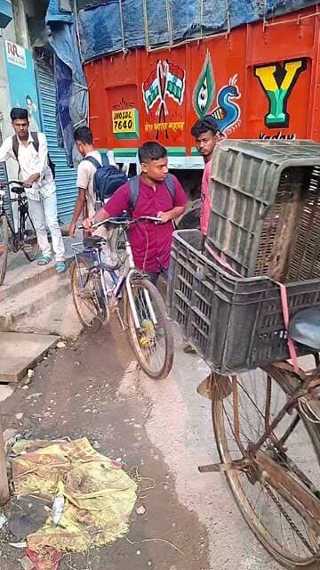 टोकलो रोड मे ट्रक की वजह से रोड जाम