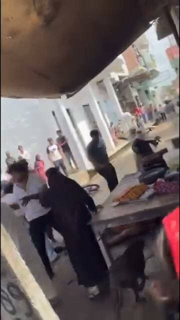 यूपी के हापुड़ में हुआ ब्रेड पकौड़ा युद्ध : तीखी चटनी की जगह मीठी चटनी डलने पर जमकर चले लात घूँसे #reelsviralシ