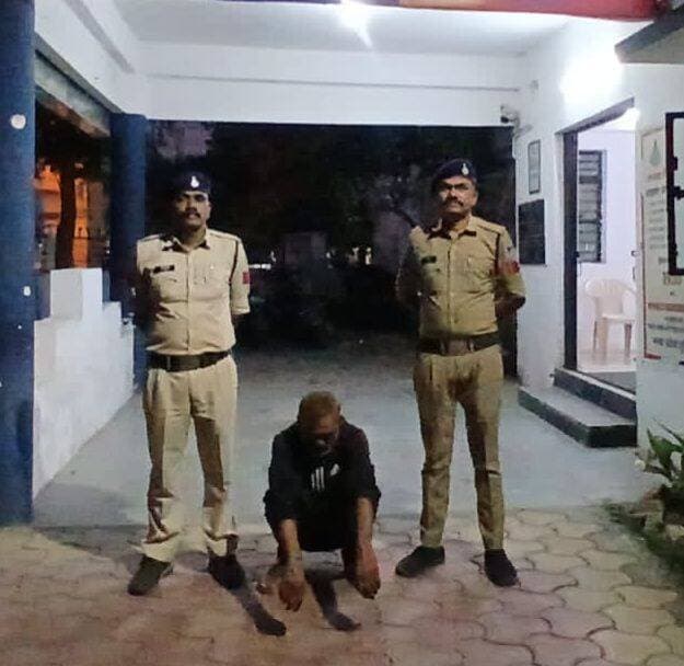 अवैध खटकेदार छुरे के साथ आरोपी गिरफ्तार
देवास। ऑपरेशन प्रहार के तहत नाहर दरवाजा पुलिस ने सार्वजनिक स्थान पर अवैध लोहे का खटकेदार छुरा लेकर घूम रहे 48 वर्षीय आशिक पिता आरिफ हुसैन, निवासी धौला डेरी के पास नाहर दरवाजा, को गिरफ्तार किया।
पुलिस के अनुसार 26 सितंबर को मुखबिर से सूचना मिलने पर टीम ने घेराबंदी कर आरोपी को पकड़ा। तलाशी में उसके कब्जे से एक अवैध लोहे का खटकेदार छुरा बरामद हुआ। पुलिस ने छुरा जब्त कर आरोपी के खिलाफ धारा 25 आर्म्स एक्ट के तहत प्रकरण दर्ज किया। आरोपी को न्यायालय में पेश किया गया, जहां से उसे जेल भेज दिया गया।