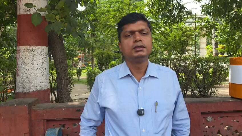 छत्री चौक स्थित शाही मस्जिद का एक हिस्सा समाजजनों द्वारा
स्वत:हटाया जा रहा है - रोशन सिंह ,कलेक्टर उज्जैन
--
वर्ष 2028 में उज्जैन में सिंहस्थ महाकुंभ का आयोजन होना है, जिसमें बड़ी संख्या में श्रद्धालुओं के आने की संभावना है। श्रद्धालुओं की सुविधा और बेहतर व्यवस्थाओं के लिए मास्टर प्लान के अनुरूप सड़कों के चौड़ीकरण एवं अन्य निर्माण कार्य किए जा रहे हैं।
इन विकास कार्यों में सभी धर्मों और समाजों के लोग स्वेच्छा से सहयोग कर रहे हैं। सड़क चौड़ीकरण की जद में आने वाले मकान, दुकानें और धर्मस्थल आदि को संबंधित समाजजनों द्वारा स्वेच्छा से हटाया जा रहा है।
इसी क्रम में छत्री चौक स्थित शाही मस्जिद का एक हिस्सा भी समाजजनों द्वारा स्वत : हटाया जा रहा है। यह सभी समाजों के सहयोग और समन्वय की सकारात्मक मिसाल है।
मैं सभी से अपील करता हूं कि किसी भी प्रकार की अफवाह पर ध्यान न दें और शांति एवं सद्भाव बनाए रखें। सिंहस्थ की तैयारियों में सभी का सहयोग और सहभागिता उज्जैन की एकता और भाईचारे को मजबूत करेगी।