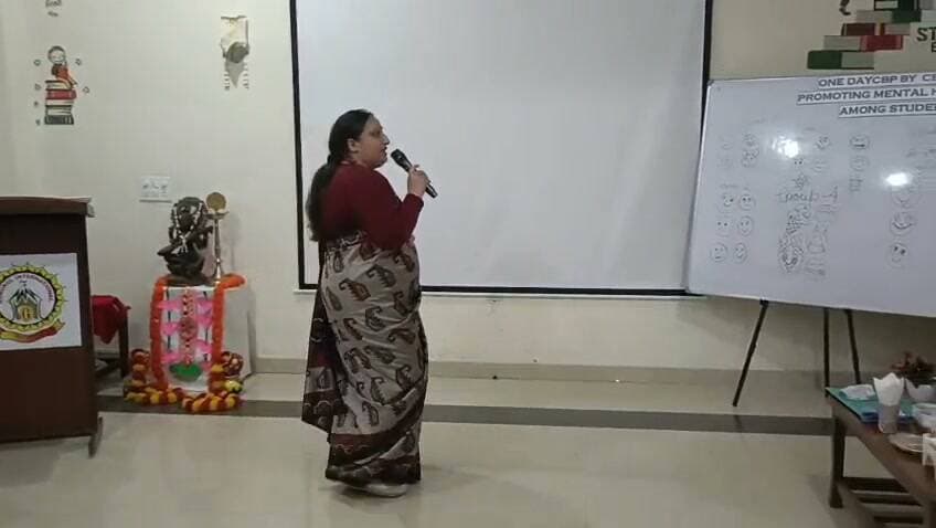 गुरुकुल इंटरनेशनल स्कूल कुनिहार में मानसिक स्वास्थ्य एवं कल्याण पर एक दिवसीय क्षमता संवर्धन कार्यक्रम का भव्य आयोजन
कुनिहार, 27 सितंबर, 2026। गुरुकुल इंटरनेशनल स्कूल, कुनिहार में केंद्रीय माध्यमिक शिक्षा बोर्ड (CBSE), पंचकूला के तत्वावधान में 27 सितंबर, 2026 को विद्यार्थियों के मानसिक स्वास्थ्य एवं भावनात्मक कल्याण पर केंद्रित एक दिवसीय क्षमता संवर्धन कार्यक्रम (Capacity Building Programme) आयोजित किया गया। कार्यक्रम का विषय “Promoting Mental Health and Wellness Among Students” रहा।
कार्यशाला में श्रीमती अंजू बाला कटवाल तथा श्रीमती नमृता जेम्स ने रिसोर्स पर्सन के रूप में सहभागिता की। अपने विशेष मार्गदर्शन और व्यावहारिक सुझावों से उन्होंने कार्यशाला को अत्यंत ज्ञानवर्धक, प्रभावी और उपयोगी बनाया।
कार्यक्रम का शुभारंभ दीप प्रज्वलन के साथ हुआ। दीप प्रज्वलन को ज्ञान, सकारात्मकता और नई ऊर्जा के प्रकाश का प्रतीक मानते हुए कार्यक्रम के सफल एवं सार्थक आयोजन की मंगलकामना की गई।
कार्यशाला के दौरान रिसोर्स पर्सन ने विद्यार्थियों के मानसिक स्वास्थ्य एवं भावनात्मक कल्याण से जुड़े विभिन्न महत्वपूर्ण पहलुओं पर विस्तारपूर्वक चर्चा की। प्रतिभागी शिक्षकों से अनेक रोचक एवं ज्ञानवर्धक गतिविधियाँ भी करवाई गईं। इन गतिविधियों के माध्यम से शिक्षकों को विद्यार्थियों की भावनात्मक आवश्यकताओं को समझने, तनाव के संकेतों को पहचानने तथा विद्यालय में सकारात्मक, सुरक्षित और सहयोगात्मक वातावरण विकसित करने के व्यावहारिक उपाय बताए गए।
विद्यालय प्रधानाचार्या श्रीमती अल्का भारद्वाज जी ने कहा कि विद्यार्थियों का मानसिक स्वास्थ्य उनके शैक्षणिक प्रदर्शन के साथ-साथ व्यक्तिगत एवं सामाजिक विकास का भी महत्वपूर्ण आधार है। शिक्षकों को विद्यार्थियों की भावनात्मक आवश्यकताओं के प्रति संवेदनशील रहते हुए उन्हें सुरक्षित, सहज और सकारात्मक वातावरण प्रदान करना चाहिए। उन्होंने कार्यशाला के सफल आयोजन के लिए रिसोर्स पर्सन श्रीमती अंजू बाला कटवाल एवं श्रीमती नमृता जेम्स का उनके बहुमूल्य मार्गदर्शन एवं सहयोग के लिए हार्दिक धन्यवाद एवं आभार व्यक्त किया। साथ ही, उन्होंने कार्यशाला में उत्साहपूर्वक सहभागिता करने वाले सभी प्रतिभागी शिक्षकों के प्रति भी धन्यवाद प्रकट करते हुए उनके सक्रिय सहयोग एवं सहभागिता की सराहना की। इस अवसर पर प्रधानाचार्या द्वारा उन्हें फ्लावर पॉट भेंट कर सम्मानित किया गया।
विद्यालय निदेशक श्री समीर गर्ग एवं श्रीमती अदिति गर्ग ने कहा कि वर्तमान समय में विद्यार्थियों के मानसिक स्वास्थ्य एवं भावनात्मक कल्याण पर विशेष ध्यान देना अत्यंत आवश्यक है। उन्होंने कहा कि शिक्षा का उद्देश्य केवल शैक्षणिक उपलब्धियाँ हासिल करना नहीं, बल्कि विद्यार्थियों के सर्वांगीण विकास को सुनिश्चित करना भी है। उन्होंने ऐसे क्षमता संवर्धन कार्यक्रमों को शिक्षकों के ज्ञान, कौशल और संवेदनशीलता को समृद्ध करने तथा विद्यार्थियों के लिए बेहतर एवं सकारात्मक वातावरण तैयार करने की दिशा में महत्वपूर्ण बताया।
कार्यक्रम में प्रतिभागी शिक्षकों ने उत्साहपूर्वक भाग लिया और विद्यार्थियों के मानसिक स्वास्थ्य एवं समग्र कल्याण से जुड़े महत्वपूर्ण पहलुओं की जानकारी प्राप्त की। कार्यशाला ने शिक्षकों को विद्यार्थियों की भावनात्मक जरूरतों को बेहतर ढंग से समझने और उनका सहयोग करने के लिए नई में दृष्टि एवं उपयोगी रणनीतियाँ प्रदान कीं। कार्यक्रम का समापन सकारात्मक, प्रेरणादायक एवं ज्ञानवर्धक अनुभव के साथ हुआ।
