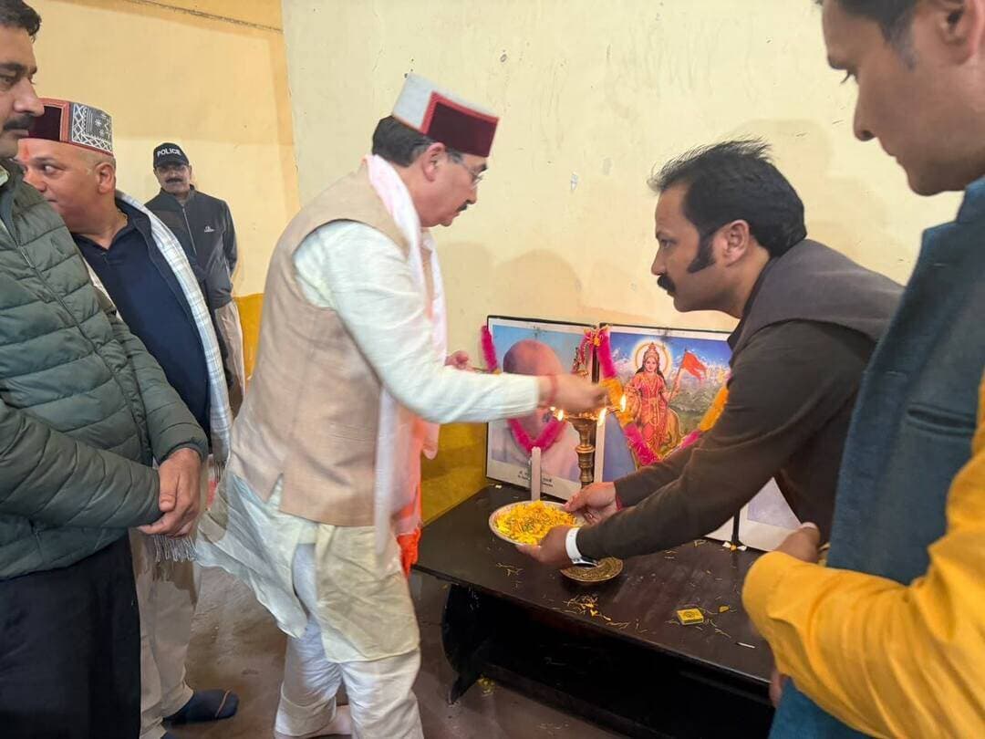 पांगी में बारिश के बाद ठंड में भाजपा का सियासी पारा गर्म।
जिला प्रभारी विपिन परमार के सामने विधायक के समर्थकों ने दिखाई अपनी एकजुटता । पिछले कुछ दिनों से भाजपा के दूसरे नेता यहां पर कर रहे थे चुनाव प्रचार