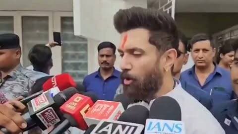 भाजपाइयों को रोज INDIA गठबंधन के सहयोगी दलों की चिंता सताती है, लेकिन अपने ही गठबंधन के सहयोगियों की पीड़ा दिखाई नहीं देती। बिहार में कानून-व्यवस्था को लेकर NDA के सहयोगी और केंद्रीय मंत्री चिराग पासवान ने जिस तरह अपनी ही सरकार पर सवाल उठाए हैं, वह भाजपा के लिए गंभीर सवाल है। जब सरकार का अपना सहयोगी ही सार्वजनिक रूप से अपराध और कानून-व्यवस्था पर चिंता जता रहा है, तो भाजपा दूसरों के गठबंधन पर सवाल उठाने से पहले अपने सहयोगियों की आवाज क्यों नहीं सुनती? जनता को भाषण नहीं, जवाब और सुरक्षित माहौल चाहिए।
सोनू यादव
जिला महासचिव, मुलायम सिंह यूथ ब्रिगेड
समाजवादी पार्टी, बदायूं
#Bihar #LawAndOrder #NDA #PoliticalAccountability
Samajwadi Party Akhilesh Yadav Shivpal Singh Yadav Shyam Lal Pal Dimple Yadav Dharmendra Yadav Aditya Yadav ANEES RAJA मुलायम सिंह यूथ ब्रिगेड-उत्तर प्रदेश