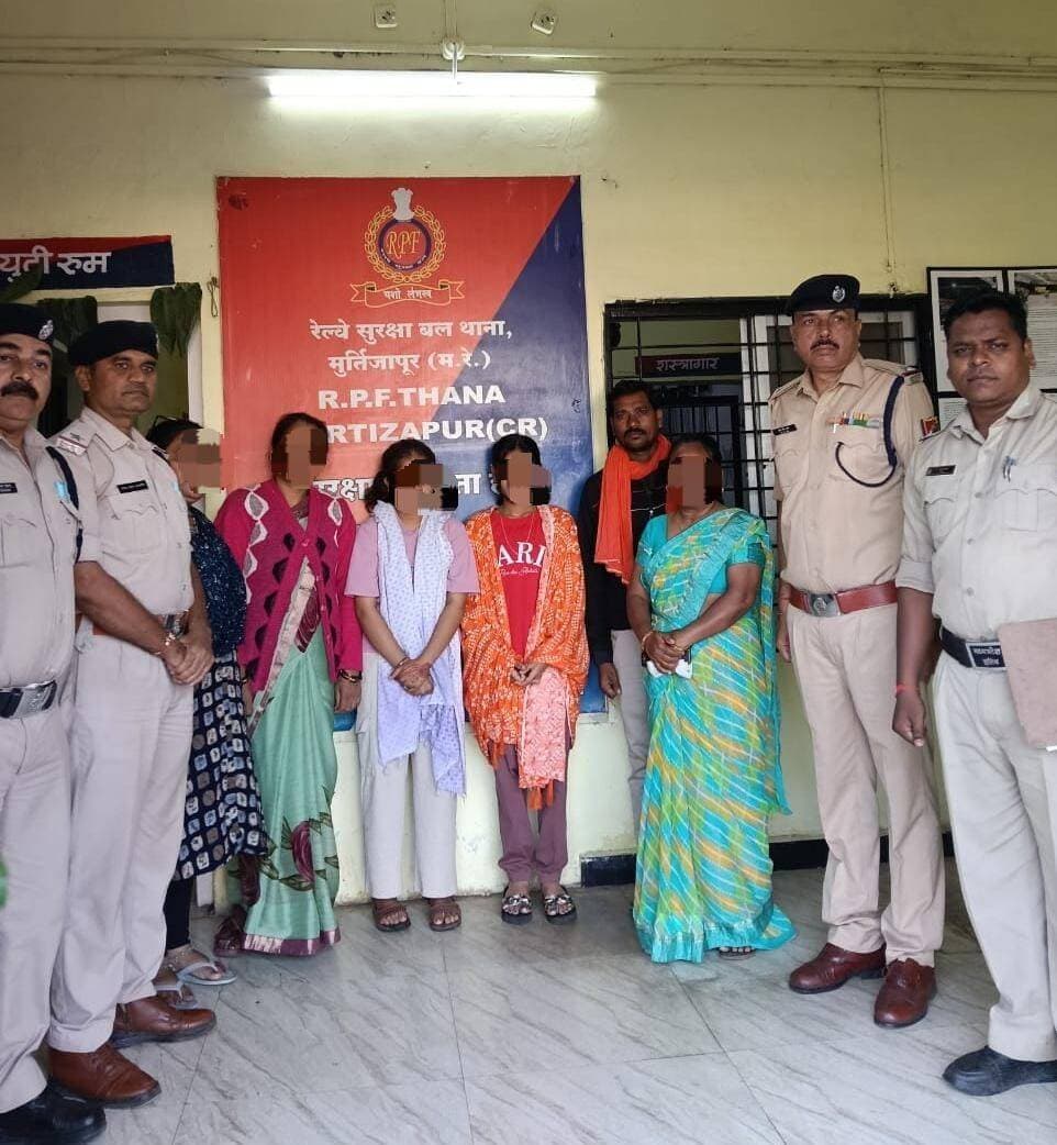 प्रेस विज्ञप्ति
कार्यालय पुलिस अधीक्षक, जिला बैतूल
दिनांक 27 सितंबर 2026
🔹 *मुर्तिजापुर रेलवे स्टेशन से दो नाबालिग बालिकाएं 24 घंटे में सकुशल दस्तयाब*
🔹 *तकनीकी सूचना एवं आरपीएफ के समन्वय से कोतवाली पुलिस की त्वरित कार्रवाई*
🔹बैतूल जिले में गुमशुदा नाबालिग बालक- बालिकाओं की तलाश एवं सकुशल दस्तयाबी के लिए पुलिस अधीक्षक बैतूल श्री वीरेन्द्र जैन द्वारा सभी थाना प्रभारियों को त्वरित एवं संवेदनशील कार्रवाई के निर्देश दिए गए हैं।
🔹 *घटना का विवरण*
दिनांक 26.09.2026 को चौकी सोनाघाटी, थाना कोतवाली क्षेत्र से दो नाबालिग बालिकाएं बिना बताए घर से चली गई थीं। परिजनों की रिपोर्ट पर थाना कोतवाली में अपराध क्रमांक 807/2026 एवं 808/2026, धारा 137(2) भारतीय न्याय संहिता के तहत प्रकरण पंजीबद्ध कर बालिकाओं की तलाश प्रारंभ की गई।
🔹*त्वरित कार्रवाई*
पुलिस अधीक्षक के निर्देशन में थाना प्रभारी कोतवाली निरीक्षक देवकरण डेहरिया एवं चौकी प्रभारी सोनाघाटी चित्रा कुमरे के नेतृत्व में पुलिस टीम द्वारा तकनीकी सूचना के आधार पर बालिकाओं की तलाश की गई। इस दौरान रेलवे पुलिस/आरपीएफ से समन्वय स्थापित कर आवश्यक जानकारी साझा की गई।
🔹पुलिस टीम की त्वरित कार्रवाई के परिणामस्वरूप दोनों नाबालिग बालिकाओं को मुर्तिजापुर रेलवे स्टेशन से 24 घंटे के भीतर सकुशल दस्तयाब किया गया। आवश्यक वैधानिक कार्रवाई के उपरांत दोनों बालिकाओं को उनके परिजनों के सुपुर्द कर दिया गया।
🔹 *सराहनीय भूमिका*
इस कार्रवाई में थाना कोतवाली एवं चौकी सोनाघाटी पुलिस की महत्वपूर्ण भूमिका रही।
🔹 *पुलिस अधीक्षक बैतूल की अपील*
पुलिस अधीक्षक श्री वीरेन्द्र जैन ने आमजन से अपील की है कि यदि कोई नाबालिग बालक अथवा बालिका बिना बताए घर से चला जाता है, तो उसकी तलाश में समय व्यर्थ न करें और तत्काल निकटतम थाना अथवा डायल-112 पर सूचना दें। सूचना प्राप्त होते ही पुलिस द्वारा तत्काल गुमशुदगी दर्ज कर तकनीकी माध्यमों के साथ रेलवे पुलिस, बस स्टैंड एवं अन्य संबंधित इकाइयों से समन्वय स्थापित कर तलाश एवं आवश्यक वैधानिक कार्रवाई सुनिश्चित की जाएगी।
🔹परिजन बच्चों की सुरक्षा के प्रति सजग रहें तथा बच्चों को किसी भी परिस्थिति में अकेले या बिना जानकारी दिए घर से बाहर जाने से बचने के लिए जागरूक करें।