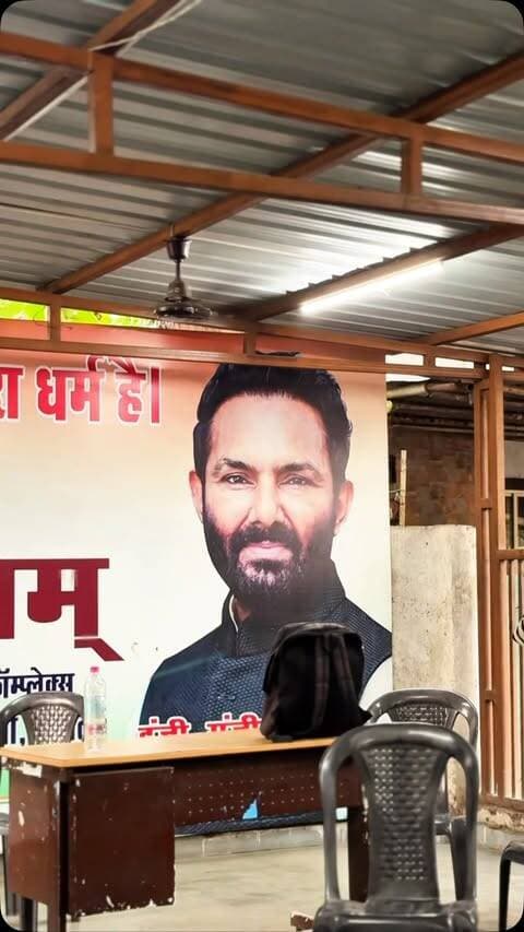 🎶 संगीतकार दिलीप सेन जी से आत्मीय मुलाक़ात
आज प्रसिद्ध संगीतकार दिलीप सेन जी से कार्यालय में आत्मीय मुलाक़ात हुई। 1990 के दशक की चर्चित दिलीप सेन–समीर सेन जोड़ी से अपनी विशेष पहचान बनाने वाले दिलीप सेन जी से संगीत, कला, संस्कृति और हिंदी फिल्म संगीत के स्वर्णिम दौर पर सार्थक चर्चा हुई।
बातचीत के दौरान उन्होंने मेरे लिए कहा—
🌸 “संजीव सक्सेना जी केवल संगीत के पुत्र नहीं, सरस्वती पुत्र हैं।”
उनके इन स्नेहपूर्ण शब्दों को मैंने सम्मान और आशीर्वाद के रूप में ग्रहण किया।
दिलीप सेन जी महान संगीतकार जमाल सेन जी के सुपुत्र हैं और समृद्ध सांगीतिक विरासत को आगे बढ़ाते हुए उन्होंने फिल्म संगीत में अपनी विशिष्ट पहचान बनाई।
1990 के दशक के गीतों और कलाकारों की यादों के बीच कुछ गीत साथ गुनगुनाने का अवसर भी मिला। यह आत्मीय मुलाक़ात मेरे लिए बेहद यादगार रही।
दिलीप सेन जी का हृदय से आभार। 🙏🏻🎶
#SanjeevSaxena #DilipSen #JamalSen #IndianMusic #MusicAndCulture