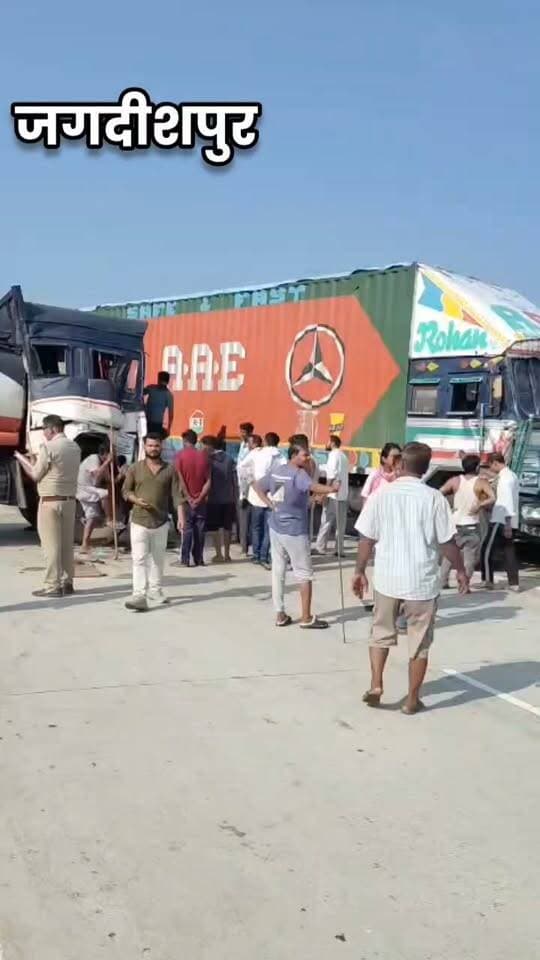 🚨 बाईपास तो चालू कर दिया… संकेतक बोर्ड कहां हैं?
एनएच-731 के यू-टर्न पर टैंकर और ट्रक की जोरदार भिड़ंत!
टैंकर चालक केबिन में फंसा, हाइड्रा से बाहर निकाला गया।
हादसा या अधूरी सुरक्षा व्यवस्था? सवाल अब हाईवे की व्यवस्थाओं पर है।
#Amethi #Jagdishpur #NH731 #RoadAccident #KhabarPublicNews DM Amethi IAS Shashank Chaudhary National Highways Authority of India - NHAI Kishori Lal Sharma Suresh Pasi