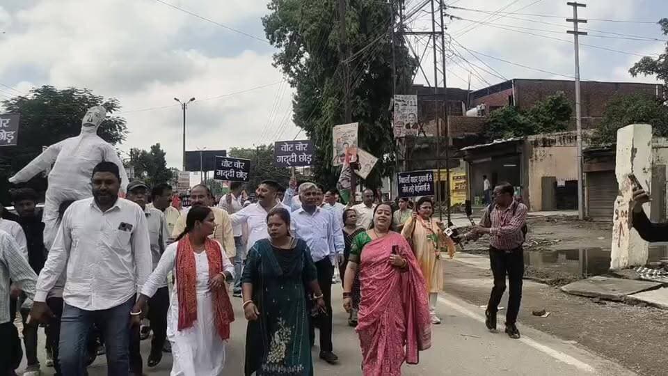 रुद्रपुर में कांग्रेस कार्यकर्ताओं का विरोध मार्च, पुतला दहन के बाद कलेक्ट्रेट कूच।
#कांग्रेस #रुद्रपुर #ऊधमसिंहनगर #विरोधप्रदर्शन #यशपालआर्य #FrontNewsNetwork
#Congress #Rudrapur #UdhamsinghNagar #YashpalArya #ManojYadav #ProtestMarch #FrontNewsNetwork