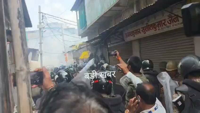 💥 बड़ी खबर💥
उज्जैन में शाही मस्जिद का अतिक्रमण हटाने के दौरान पुलिस और भीड़ में झड़प, भयंकर पथराव, पुलिस की शील्ड तक टूट गई, पुलिस ने छोड़े आंसू गैस के गोले, तनाव
मध्य प्रदेश के उज्जैन में सड़क चौड़ी करने के काम के तहत शाही मस्जिद के एक हिस्से को हटाए जाने के विरोध में हंगामा हो गया. मौके पर बड़ी संख्या में जमा लोगों की पुलिस के साथ तीखी झड़प हो गई. हालात बिगड़ते देख प्रशासन ने भारी पुलिस बल तैनात कर दी है।आगामी सिंहस्थ 2028 के मद्देनजर उज्जैन के कंठाल चौराहे से लेकर गोपाल मंदिर तक करीब 900 मीटर लंबी सड़क को 15 मीटर चौड़ा करने का काम चल रहा है।इस चौड़ीकरण के दायरे में कई धार्मिक स्थल आ रहे हैं, जिनमें से अधिकांश को आपसी सहमति से पहले ही हटाया जा चुका है. हालांकि, ऐतिहासिक शाही मस्जिद के प्रभावित हिस्से (लगभग 11 फीट) को हटाने को लेकर विवाद बना हुआ था।सोमवार को जब प्रशासन की टीम मस्जिद के प्रभावित हिस्से को हटाने की कार्रवाई के लिए पहुँची, तो मुस्लिम समुदाय के सैकड़ों लोग विरोध प्रदर्शन के लिए जुट गए. इस दौरान उग्र भीड़ ने पुलिस पर भयंकर पथराव शुरू कर दिया। स्थिति को अनियंत्रित होते देख और भीड़ को खदेड़ने के लिए पुलिस प्रशासन ने आंसू गैस के गोले छोड़े।