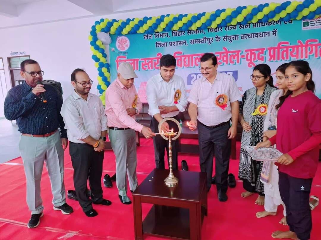 जिला स्तरीय विद्यालय खेल प्रतियोगिता का आगाज, कबड्डी कोर्ट पर डीडीसी ने नारियल तोड़कर की शुरुआत
* चार दिनों तक खेल भवन, पटेल मैदान और पोदार इंटरनेशनल स्कूल में चलेगी प्रतियोगिता;
* जिले के विभिन्न प्रखंडों से पहुंचे खिलाड़ी दिखाएंगे दमखम
समस्तीपुर : जिले में खेल प्रतिभाओं को मंच देने और विद्यालय स्तर पर खेल संस्कृति को मजबूत करने की दिशा में सोमवार को जिला स्तरीय विद्यालय खेल प्रतियोगिता 2026-27 का शानदार आगाज हुआ। खेल विभाग, बिहार राज्य खेल प्राधिकरण, पटना एवं जिला प्रशासन, समस्तीपुर के संयुक्त तत्वावधान में आयोजित चार दिवसीय प्रतियोगिता का उद्घाटन खेल भवन सभागार में हुआ। 28 सितंबर से 1 अक्टूबर तक चलने वाली प्रतियोगिता में जिले के विभिन्न प्रखंडों के विद्यालयों से पहुंचे खिलाड़ी अलग-अलग खेल विधाओं में अपनी प्रतिभा का प्रदर्शन करेंगे। प्रतियोगिता का उद्घाटन उप विकास आयुक्त सूर्य प्रताप सिंह, अपर समाहर्ता ब्रजेश कुमार, एडीएम आपदा राजेश कुमार सिंह, सदर एसडीओ राकेश कुमार, जिला आपूर्ति पदाधिकारी अली इकराम, एडीएमओ अनुष्का श्रीवास्तव एवं जिला कला संस्कृति पदाधिकारी जूही कुमारी ने संयुक्त रूप से दीप प्रज्वलित कर किया। उद्घाटन समारोह का संचालन प्रधानाध्यापक अनंत कुमार राय ने किया। दीप प्रज्वलन के बाद खिलाड़ियों को खेल भावना की शपथ दिलाई गई। खिलाड़ियों ने निष्पक्षता, अनुशासन और खेल भावना के साथ प्रतियोगिता में भाग लेने का संकल्प लिया। इसके बाद कबड्डी कोर्ट पर उप विकास आयुक्त सूर्य प्रताप सिंह ने नारियल तोड़कर प्रतियोगिता की विधिवत शुरुआत की। इस दौरान खिलाड़ियों ने उत्साह के साथ तालियां बजाकर खेलों के महाकुंभ का स्वागत किया। खिलाड़ियों को संबोधित करते हुए उप विकास आयुक्त सूर्य प्रताप सिंह ने कहा कि खेल केवल जीत और हार का माध्यम नहीं है, बल्कि यह अनुशासन, टीम भावना, नेतृत्व क्षमता और आत्मविश्वास विकसित करने का प्रभावी माध्यम है। खिलाड़ियों को पूरी निष्ठा और खेल भावना के साथ मैदान में उतरना चाहिए। उन्होंने सभी प्रतिभागियों को बेहतर प्रदर्शन के लिए शुभकामनाएं दीं।
तीन प्रमुख स्थलों पर होंगी प्रतियोगिताएं
जिला खेल पदाधिकारी विवेक कुमार शर्मा ने बताया कि चार दिवसीय प्रतियोगिता के दौरान विभिन्न खेल विधाओं की स्पर्धाएं अलग-अलग स्थलों पर आयोजित की जा रही हैं। खेल भवन में कबड्डी, ताइक्वांडो, कुश्ती एवं योग, पटेल मैदान में एथलेटिक्स के ट्रैक इवेंट, बैडमिंटन, फुटबॉल तथा क्रिकेट का ट्रायल और पोद्दार इंटरनेशनल विद्यालय में खो-खो की प्रतियोगिता आयोजित होगी। पहले दिन अंडर-17 बालक एवं बालिका वर्ग के खिलाड़ियों ने प्रतियोगिताओं में हिस्सा लिया।
उन्होंने बताया कि प्रतियोगिता में एथलेटिक्स, फुटबॉल, वॉलीबॉल, कबड्डी, खो-खो, बैडमिंटन, कुश्ती, रग्बी, बास्केटबॉल, ताइक्वांडो, कराटे, शतरंज, योग, क्रिकेट, वुशु, हैंडबॉल एवं हॉकी सहित विभिन्न खेलों को शामिल किया गया है। खिलाड़ियों के प्रदर्शन के आधार पर चयन प्रक्रिया पूरी कर आगे की प्रतियोगिताओं के लिए टीमों के गठन में प्रतिभाशाली खिलाड़ियों को अवसर दिया जाएगा।प्रतियोगिता को व्यवस्थित एवं सफलतापूर्वक संपन्न कराने के लिए जिला खेल कार्यालय की ओर से 45 शारीरिक शिक्षकों एवं सहायक शिक्षकों को विभिन्न जिम्मेदारियों के लिए प्रतिनियुक्त किया गया है। आयोजन स्थलों पर खिलाड़ियों के आवागमन, प्रतियोगिता संचालन, अनुशासन एवं आवश्यक व्यवस्थाओं को लेकर विशेष तैयारी की गई है। वहीं विधि-व्यवस्था और खिलाड़ियों की सुरक्षा को लेकर भी आवश्यक सभी आयामों को ध्यान में रखते हुए व्यवस्था सुनिश्चित की गई है।
जिले के विभिन्न प्रखंडों से पहुंचे खिलाड़ियों की मौजूदगी से खेल भवन परिसर में पूरे दिन उत्साह का माहौल बना रहा। चार दिनों तक चलने वाली प्रतियोगिता जिले की विद्यालयी खेल प्रतिभाओं के लिए अपनी क्षमता दिखाने और आगे बढ़ने का महत्वपूर्ण अवसर साबित होगी।
#जिला_प्रशासन_समस्तीपुर #विद्यालय_खेल_प्रतियोगिता #SchoolGames2026 #खेल_प्रतिभा #खेल_संस्कृति #Sports #Kabaddi #Athletics #Football #Khokho #Badminton #YouthSports #BiharSports #Samastipur #CMSamrat #samratchoudhary
CMO Bihar
Information & Public Relations Department, Government of Bihar