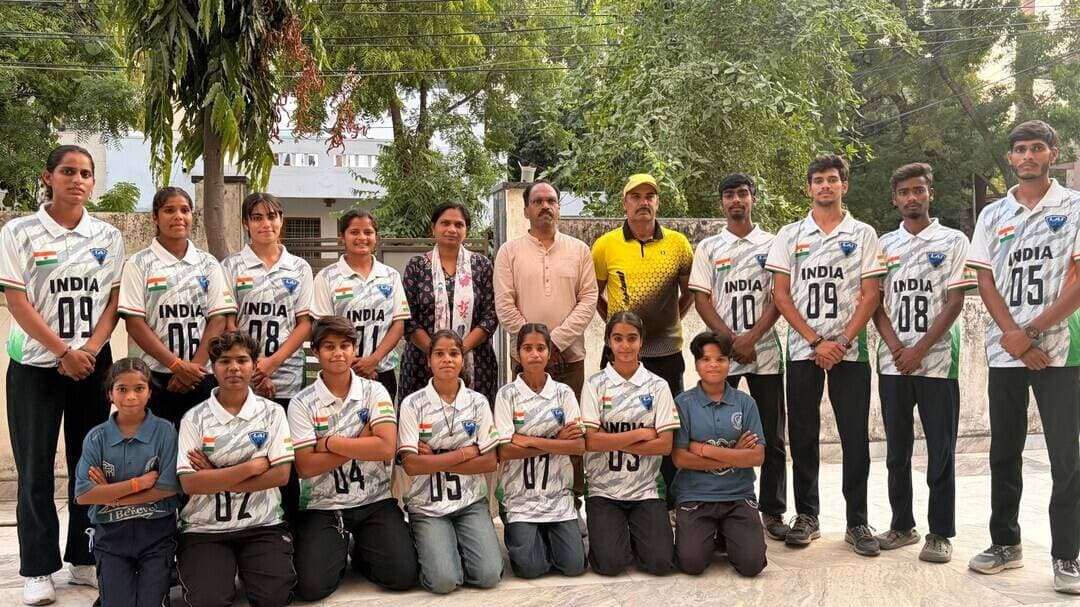 एशिया पैसिफिक लैक्रोज ओलंपिक क्वालीफायर के लिए राजस्थान के खिलाड़ी आगरा रवाना, सांसद डॉ. मन्नालाल रावत ने दी शुभकामनाएं
उदयपुर। ऑस्ट्रेलिया के सनशाइन कोस्ट में 5 से 10 अक्टूबर तक आयोजित होने वाली एशिया पैसिफिक लैक्रोज ओलंपिक क्वालीफायर प्रतियोगिता में भारत का प्रतिनिधित्व करने वाले राजस्थान के खिलाड़ियों का दल आगामी उच्च स्तरीय प्रशिक्षण के लिए आगरा रवाना हुआ।
प्रतियोगिता की तैयारियों के तहत खिलाड़ियों के लिए आगरा में हाई परफॉर्मेंस ट्रेनिंग कैंप आयोजित किया जा रहा है। खिलाड़ी यहां 3 अक्टूबर तक विशेषज्ञ प्रशिक्षकों के मार्गदर्शन में तकनीकी, शारीरिक एवं रणनीतिक प्रशिक्षण प्राप्त करेंगे। इसके बाद भारतीय दल ऑस्ट्रेलिया के लिए रवाना होगा।
इस अवसर पर उदयपुर सांसद डॉ. मन्नालाल रावत ने राजस्थान के खिलाड़ियों को शुभकामनाएं देते हुए उनके निरंतर उत्कृष्ट प्रदर्शन की सराहना की। उन्होंने विशेष रूप से स्थानीय जनजातीय क्षेत्र से उभरकर राष्ट्रीय एवं अंतरराष्ट्रीय स्तर पर पहचान बनाने वाले खिलाड़ियों की उपलब्धियों को प्रेरणादायक बताया।
सांसद डॉ. रावत ने कहा कि जनजातीय क्षेत्र के खिलाड़ियों ने अपनी मेहनत, प्रतिभा और जीवटता के बल पर खेल के क्षेत्र में नई पहचान बनाई है। इन खिलाड़ियों की उपलब्धियां न केवल उदयपुर और राजस्थान, बल्कि देश के अन्य युवाओं के लिए भी प्रेरणा का स्रोत हैं। उन्होंने खिलाड़ियों के उज्ज्वल भविष्य और प्रतियोगिता में उत्कृष्ट प्रदर्शन के लिए शुभकामनाएं प्रेषित कीं।
एशिया पैसिफिक क्वालीफायर में राजस्थान से सुनीता मीणा, यशिष्ठा बत्रा, डाली गमेती, यशोदा गमेती, मीरा दौजा, जुला कुमारी गुर्जर, रोशनी बोस, जानवी राठौड़, मोहनलाल गमेती, खुमाराम गमेती, नारायण लाल गमेती एवं निशांत नागदा सहित खिलाड़ी भाग ले रहे हैं।
राजस्थान के इन खिलाड़ियों ने अपनी चयन यात्रा और अंतरराष्ट्रीय प्रतियोगिता की तैयारियों में सहयोग एवं प्रोत्साहन के लिए राज्यपाल, राजस्थान सरकार, स्थानीय जनप्रतिनिधियों, राजस्थान माइन्स एंड मिनरल्स लिमिटेड (RSMML) तथा उदयपुर प्रशासन के प्रति आभार व्यक्त किया। खिलाड़ियों ने कहा कि विभिन्न स्तरों पर मिले सहयोग और प्रोत्साहन से उन्हें अंतरराष्ट्रीय मंच पर बेहतर प्रदर्शन करने के लिए नई ऊर्जा मिली है।
राजस्थान के खिलाड़ियों का यह दल अब आगरा में होने वाले हाई परफॉर्मेंस कैंप में कड़ी मेहनत के साथ प्रतियोगिता की अंतिम तैयारियों में जुटेगा। इसके बाद ऑस्ट्रेलिया के सनशाइन कोस्ट में होने वाले एशिया पैसिफिक ओलंपिक क्वालीफायर में खिलाड़ी अपने प्रदर्शन के माध्यम से देश और राजस्थान का नाम रोशन करने के लिए मैदान में उतरेंगे।