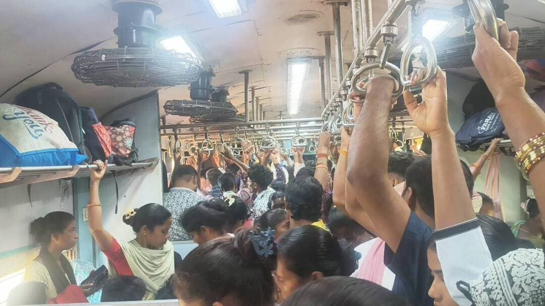 लोहरदगा मेमू ट्रेन सुबह 7:00 बजे रांची तक जाने के दरमियान नगजुवा स्टेशन तक यह हाल है बाकी स्टेशनों में क्या हाल होगा इस पर रेलवे विभाग की गलती है या जनता की।