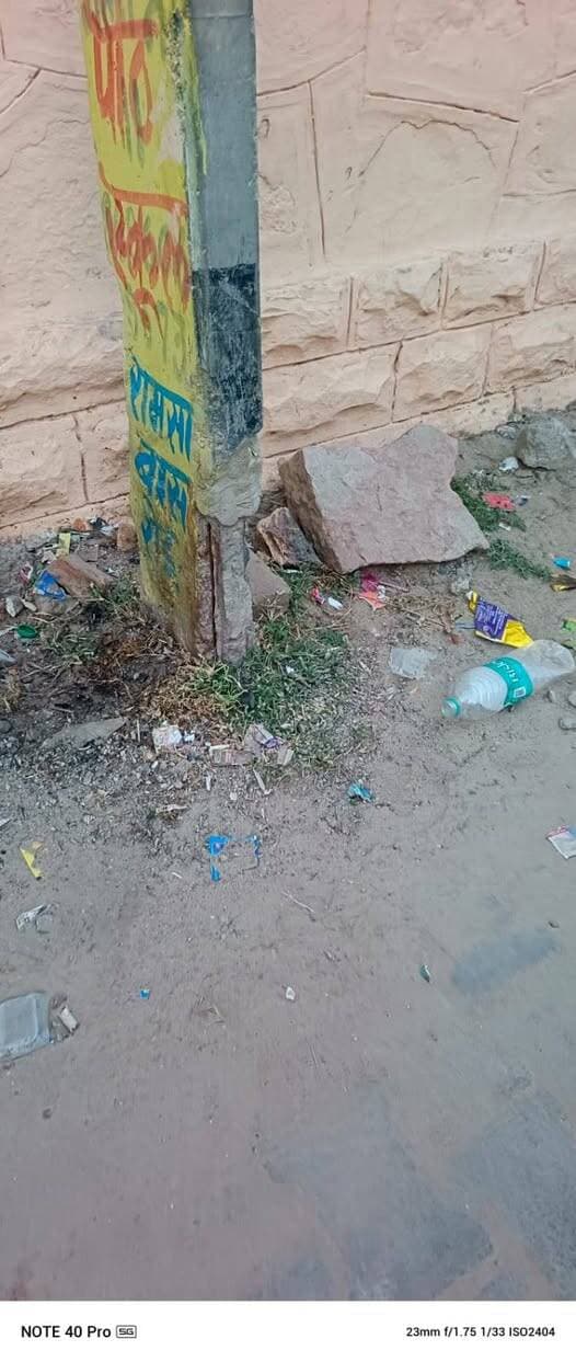 डीडवाना में विद्युत विभाग की बड़ी लापरवाही: कायम नगर में जर्जर बिजली के पोल दे रहे हादसे को न्योता
डीडवाना। शहर के कायम नगर क्षेत्र में विद्युत वितरण निगम की गंभीर लापरवाही सामने आई है। कायम नगर की गली नंबर 1 में चक्की के पास लगे दो विद्युत पोल नीचे से पूरी तरह गलकर जर्जर हो चुके हैं, जो कभी भी धराशायी होकर किसी बड़े हादसे का कारण बन सकते हैं।स्थानीय निवासियों का कहना है कि ये पोल नीचे से जंग लगने और क्षतिग्रस्त होने के कारण पूरी तरह खत्म हो चुके हैं और महज तारों के सहारे टिके हुए हैं। व्यस्त गली होने के कारण यहाँ से दिनभर राहगीरों, बच्चों और वाहनों की आवाजाही बनी रहती है। ऐसे में आंधी या बारिश के दौरान पोल गिरने से बड़ी जनहानि की आशंका से इनकार नहीं किया जा सकता।मोहल्ले वासियों ने आक्रोश जताते हुए बताया कि जर्जर पोल की समस्या को लेकर विद्युत विभाग के अधिकारियों को कई बार अवगत कराया जा चुका है। इसके बावजूद जिम्मेदार अधिकारी इस ओर कोई ध्यान नहीं दे रहे हैं। निवासियों का आरोप है कि विभाग किसी बड़े हादसे का इंतजार कर रहा है।स्थानीय लोगों ने प्रशासन और विद्युत निगम के उच्च अधिकारियों से मांग की है कि खतरे को देखते हुए जल्द से जल्द इन जर्जर पोलों को हटाकर नए पोल लगाए जाएं, ताकि क्षेत्रवासियों को संभावित खतरे से राहत मिल सके।