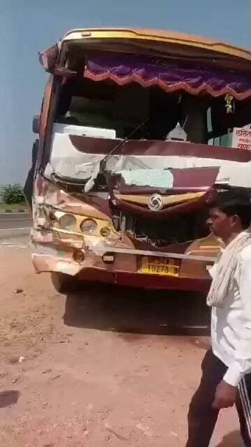मसौरा के पास हाईवे पर बस-ट्रक की टक्कर 🚍💥🚛
ललितपुर से सागर जा रही निजी बस की ट्रक से टक्कर हो गई। हादसे में करीब एक दर्जन यात्रियों को मामूली चोटें आई हैं। सभी घायलों का मेडिकल कॉलेज में उपचार जारी है।
📍 घटना सदर कोतवाली क्षेत्र की बताई जा रही है।
🙏 यात्रियों के शीघ्र स्वस्थ होने की कामना। #Lalitpur #Sagar #RoadAccident #BreakingNews