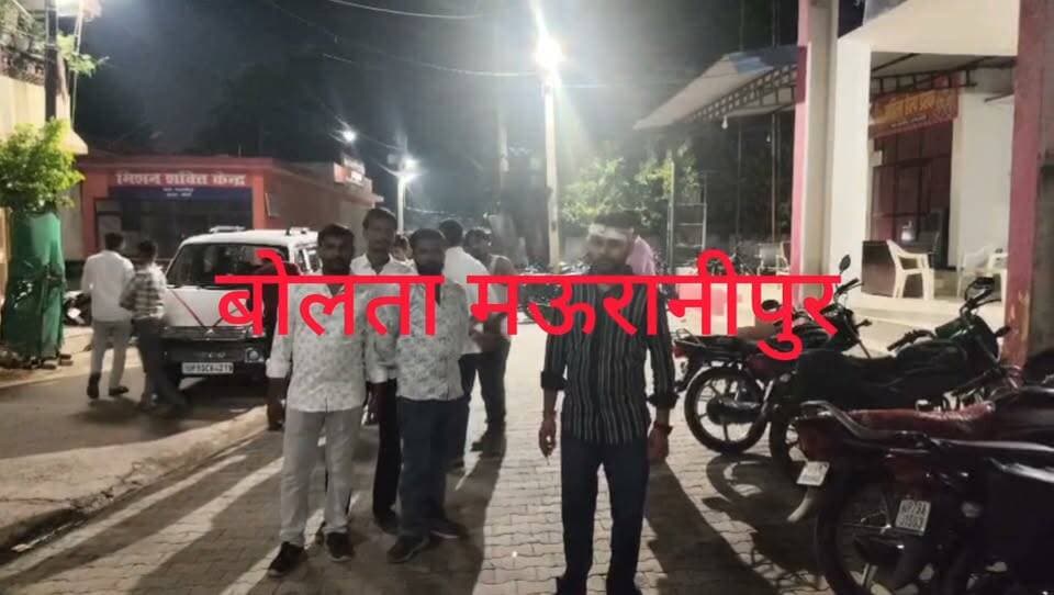 मऊरानीपुर मेले में युवक की जमकर मारपीट वीडियो वायरल मोटरसाइकिल में भी तोड़फोड़
