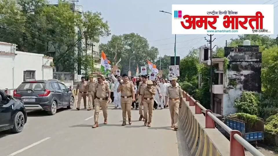 मुख्य चुनाव आयुक्त के खिलाफ कांग्रेस का प्रदर्शन व पुतला दहन
बाँदा :-कांग्रेस के राष्ट्रीय अध्यक्ष मल्लिकार्जुन खड़गे व नेता प्रतिपक्ष राहुल गांधी और प्रदेश अध्यक्ष अजय पाल के आवाहन पर आज कांग्रेसियों ने पूरे प्रदेश में ज्ञानेंद्र कुमार के विरोध में प्रदर्शन किया कांग्रेसियों का जुलूस स्टेशन रोड से होता हुआ अशोक लाट पहुंच जहां ज्ञानेश कुमार मुख्य चुनाव आयोग का पुतला फूंका गया इसके बाद सभी कांग्रेसी जिला कलेक्टर पहुंचे जहां उन्हें राष्ट्रपति के नाम जिलाधिकारी को ज्ञापन सोपा वही पूरा कलेक्ट्रेट वोट कर गाड़ी छोड़ के नारे से गूंज उठा
वहीं कांग्रेस जिला अध्यक्ष राजीव दीक्षित ने कहा कि आप सभी जानते हैं कि किस तरह से ज्ञानेश कुमार ने जो की मुख्य चुनाव आयुक्त है उन्होंने वोट चोरी का काम किया है उनके खिलाफ कड़ी से कड़ी कार्रवाई होनी चाहिए शादी केंद्र सरकार में गृहमंत्री अमित शाह और प्रधानमंत्री भी इसमें मिले हुए हैं। साथी ज्ञानेश कुमार के कार्यकाल में जो भी चुनाव हुए हैं सभी को रद्द किया जाए। अगर हमारी मांगे नहीं मानी जाती यह लड़ाई सड़क से संसद तक लड़ी जाएगी और गणेश कुमार को इस्तीफा देना ही पड़ेगा
वही कांग्रेस की महिला जिला अध्यक्ष सीमा खान ने बताया कि आज उन्होंने ज्ञानेश कुमार के इस्तीफा की मांग की साथ ही उनका पुतला चुका है उन्होंने यह भी आरोप लगाया कि जब वह अपने कार्यालय से कलेक्ट्रेट आ रही थी तब रास्ते में पुलिस ने कई महिलाओं से पुतला छिनने की कोशिश की जो कि गलत है आज देश में चुनाव में जो गड़बड़ियां हो रही है उसकी जिम्मेदार खुद चुनाव आयोग है जो केंद्र सरकार के इशारे पर चुनाव आयोग कम कर रहा है निष्पक्ष चुनाव ऐसे में कैसे हो सकते हैं जब देश का चुनाव आयोग ही वोट चोरी में शामिल हो
