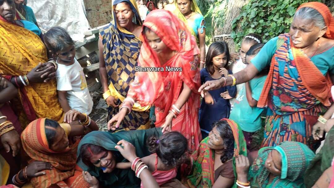 11 हजार वोल्ट के तार की चपेट में आने से चंदन कुमार की मौत
भरवाड़ा न्यूज :- ठाकुर जी
दरभंगा जिले के सिंहवाड़ा थाना क्षेत्र अंतर्गत कलिगांव पंचायत के वार्ड संख्या 12 में काम करने के दौरान 11 हजार वोल्ट के बिजली तार की चपेट में आने से चंदन कुमार की मौत हो गई।
घटना के बाद परिजनों में कोहराम मच गया। परिजनों ने काम कराने वाले ठेकेदार पर गंभीर आरोप लगाते हुए मामले की जांच और उचित कार्रवाई की मांग की है।
हादसा किन परिस्थितियों में हुआ, इसकी जानकारी जांच के बाद स्पष्ट हो सकेगी।