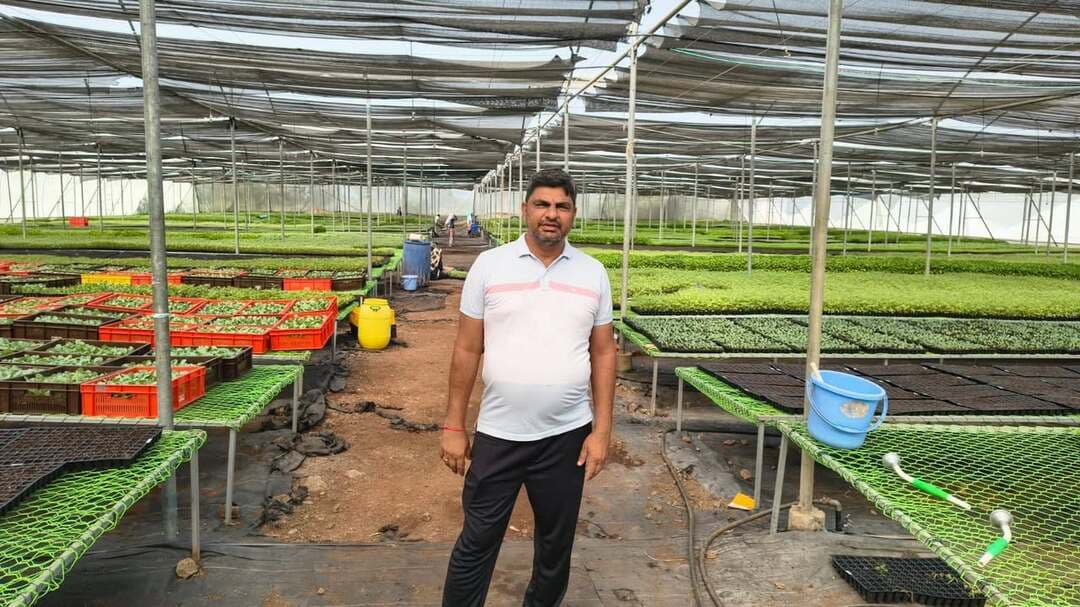 #सेवा_संकल्प_अभियान
--
कहानी बदलाव की
---
संरक्षित खेती से बदली किस्मत: मनावर के अनिल मुकाती बने 3 करोड़ टर्नओवर वाले सफल 'कृषि उद्यमी'
----
4 हजार वर्गमीटर के पॉलीहाउस से शुरू हुआ सफर आज 16 हजार वर्गमीटर तक पहुंचा
-----
खीरे की पहली फसल से कमाया 9 लाख का मुनाफा; आज प्रतिवर्ष तैयार कर रहे 2 करोड़ सब्जी पौध
-----
उद्यानिकी विभाग की मदद और वैज्ञानिक सोच से पारंपरिक खेती को दिया नया आयाम
-------
मनावर तहसील के ग्राम सिंघाना निवासी श्री अनिल मुकाती ने पारंपरिक खेती से आगे बढ़कर आधुनिक उद्यानिकी और संरक्षित खेती को अपनाते हुए अपनी अलग पहचान बनाई है। वर्ष 2017 में 4 हजार वर्गमीटर क्षेत्र में पॉलीहाउस से शुरू हुआ उनका सफर आज लगभग 16 हजार वर्गमीटर क्षेत्र में शेड नेट हाउस एवं पॉलीहाउस तक पहुंच चुका है। कभी खीरे की फसल से लगभग 9 लाख रुपये का शुद्ध मुनाफा कमाने वाले श्री मुकाती आज प्रतिवर्ष लगभग 2 करोड़ सब्जी पौध तैयार कर उनकी बिक्री कर रहे हैं। इससे उनका वार्षिक टर्नओवर लगभग 2.5 से 3 करोड़ रुपये तथा शुद्ध मुनाफा लगभग 25 से 30 लाख रुपये तक पहुंच गया है।
*पॉलीहाउस से शुरू हुआ बदलाव का सफर*
श्री अनिल मुकाती हमेशा से खेती में नई तकनीकों को अपनाकर उत्पादन और आय बढ़ाने के इच्छुक रहे। इसी सोच के साथ उन्होंने उद्यानिकी विभाग के मार्गदर्शन एवं सहयोग से संरक्षित खेती को अपनाने का निर्णय लिया। वर्ष 2017 में MIDH योजना के अंतर्गत उन्होंने 4 हजार वर्गमीटर क्षेत्र में पॉलीहाउस का निर्माण कराया। परियोजना के लिए उन्हें उद्यानिकी विभाग की ओर से 16 लाख 88 हजार रुपये का अनुदान प्राप्त हुआ।
विभाग से मिले तकनीकी मार्गदर्शन और योजना के सहयोग से श्री मुकाती ने पॉलीहाउस में वैज्ञानिक पद्धति से खेती की शुरुआत की। यह निर्णय आगे चलकर उनके लिए आर्थिक बदलाव की मजबूत नींव साबित हुआ।
*खीरे की फसल ने बढ़ाया आत्मविश्वास*
पॉलीहाउस में श्री मुकाती ने प्रारंभिक वर्ष में खीरे की फसल लगाई। संरक्षित वातावरण में फसल का बेहतर प्रबंधन करते हुए उन्हें लगभग 70 टन खीरे का उत्पादन प्राप्त हुआ। इससे उन्हें लगभग 9 लाख रुपये का शुद्ध मुनाफा हुआ।
पहली ही फसल से मिली इस सफलता ने श्री मुकाती का आत्मविश्वास बढ़ाया। उन्हें यह अनुभव हुआ कि आधुनिक तकनीक और वैज्ञानिक प्रबंधन के माध्यम से सीमित क्षेत्र में भी बेहतर उत्पादन और आय प्राप्त की जा सकती है। यहीं से उन्होंने अपनी खेती को केवल फसल उत्पादन तक सीमित न रखते हुए नए अवसर तलाशने शुरू किए।
*मुनाफे को फिर व्यवसाय में लगाया, बदली दिशा*
पहली फसल से प्राप्त लगभग 9 लाख रुपये के लाभ को श्री मुकाती ने व्यक्तिगत उपयोग में खर्च करने के बजाय अपने व्यवसाय के विस्तार में लगाया। उन्होंने इसी राशि का उपयोग पॉलीहाउस में सब्जियों की नर्सरी एवं पौध तैयार करने की गतिविधि विकसित करने में किया।
धीरे-धीरे सब्जी पौध की मांग बढ़ी और श्री मुकाती ने गुणवत्तापूर्ण पौध उत्पादन को अपने व्यवसाय का मुख्य आधार बना लिया। नर्सरी प्रबंधन, पौध उत्पादन, सिंचाई, पोषण प्रबंधन और पौधों की देखभाल की तकनीकों में निरंतर सुधार करते हुए उन्होंने इस कार्य को व्यवस्थित व्यवसाय का रूप दिया।
*4 हजार से 16 हजार वर्गमीटर तक पहुंचा कारोबार*
शुरुआत में 4 हजार वर्गमीटर क्षेत्र में स्थापित पॉलीहाउस से शुरू हुई गतिविधि आज लगभग 16 हजार वर्गमीटर क्षेत्र में शेड नेट हाउस एवं पॉलीहाउस संरचनाओं तक पहुंच गई है। इन संरक्षित संरचनाओं में विभिन्न प्रकार की सब्जियों की गुणवत्तापूर्ण पौध तैयार की जाती है।
संरक्षित वातावरण में पौध उत्पादन के कारण पौध की गुणवत्ता, एकरूपता और समय पर उपलब्धता पर बेहतर नियंत्रण संभव हो पाता है। बाजार की मांग को ध्यान में रखते हुए श्री मुकाती द्वारा विभिन्न सब्जियों की पौध तैयार की जा रही है।
*प्रतिवर्ष लगभग 2 करोड़ पौध की बिक्री*
आज श्री अनिल मुकाती के व्यवसाय का विस्तार इस स्तर तक हो चुका है कि उनके द्वारा प्रतिवर्ष लगभग 2 करोड़ सब्जी पौध की बिक्री की जाती है। पौध उत्पादन के व्यवसाय से उनका वार्षिक टर्नओवर लगभग 2.5 से 3 करोड़ रुपये तक पहुंच गया है, जबकि शुद्ध मुनाफा लगभग 25 से 30 लाख रुपये प्रतिवर्ष है।
श्री मुकाती की सफलता यह दर्शाती है कि खेती को केवल परंपरागत तरीके से करने के बजाय तकनीक, बाजार की मांग और उपलब्ध संसाधनों के अनुरूप नई गतिविधियों से जोड़ा जाए तो कृषि क्षेत्र में आय के नए अवसर विकसित किए जा सकते हैं।
*किसानों को आधुनिक तकनीक अपनाने का संदेश*
श्री मुकाती अपने अनुभव के आधार पर किसानों से कहते हैं कि वर्तमान समय में पारंपरिक खेती के साथ उद्यानिकी एवं संरक्षित खेती जैसी आधुनिक तकनीकों को भी अपनाने पर विचार करना चाहिए। पॉलीहाउस, शेड नेट हाउस और वैज्ञानिक नर्सरी प्रबंधन के माध्यम से गुणवत्तापूर्ण उत्पादन के साथ पौध व्यवसाय की नई संभावनाएं विकसित की जा सकती हैं।
उन्होंने किसानों से कहा कि अपनी स्थानीय जलवायु, बाजार की मांग और उपलब्ध संसाधनों के अनुसार गतिविधि का चयन करें तथा शासकीय योजनाओं का लाभ लेने से पहले संबंधित विभाग से तकनीकी जानकारी और मार्गदर्शन अवश्य प्राप्त करें।
*शासन और उद्यानिकी विभाग के प्रति आभार*
अपनी सफलता के लिए श्री अनिल मुकाती ने प्रधानमंत्री श्री नरेन्द्र मोदी, मुख्यमंत्री डॉ. मोहन यादव एवं उद्यानिकी विभाग के प्रति आभार व्यक्त किया। उन्होंने कहा कि शासन की योजना, विभागीय सहयोग एवं तकनीकी मार्गदर्शन से उन्हें संरक्षित खेती अपनाने और अपने व्यवसाय को लगातार विस्तार देने का अवसर मिला।
वर्ष 2017 में 4 हजार वर्गमीटर के पॉलीहाउस से शुरू हुई यह यात्रा आज 16 हजार वर्गमीटर क्षेत्र में सब्जी पौध उत्पादन के व्यवस्थित व्यवसाय में बदल चुकी है। श्री मुकाती की यह सफलता तकनीक, मेहनत और सही समय पर लिए गए निर्णयों के माध्यम से खेती को लाभकारी व्यवसाय में बदलने की प्रेरक मिसाल बनकर सामने आई है।
#SevaSankalpAbhiyan
Jansampark Madhya Pradesh